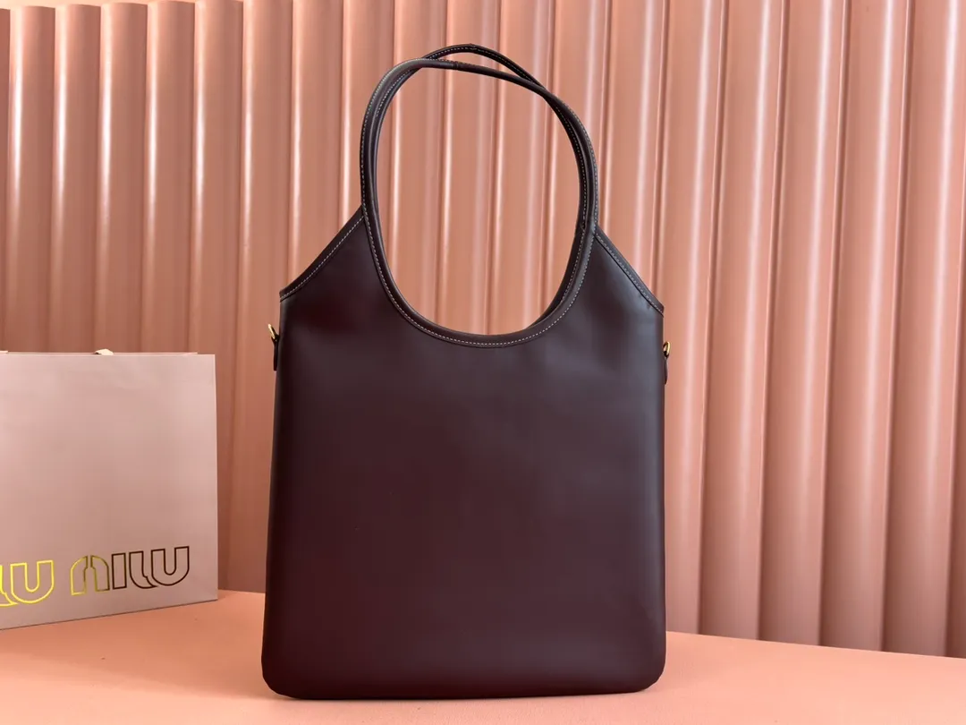 p1680💋💋💋【Configuring full counter package】Miu Women's IVY Cowhide Tote Shoulder Bag This classic tote bag is decorated with the Miu Miu letter logo, which highlights the classic style and is very recognizable. Simple underarm tote bag 🖤 The same color leather letter logo adds a unique and classic style! Gold hardware, leather lettering logo on front! Lined with zip pocket accents! Size: 35x40cm Style number: 5bg231