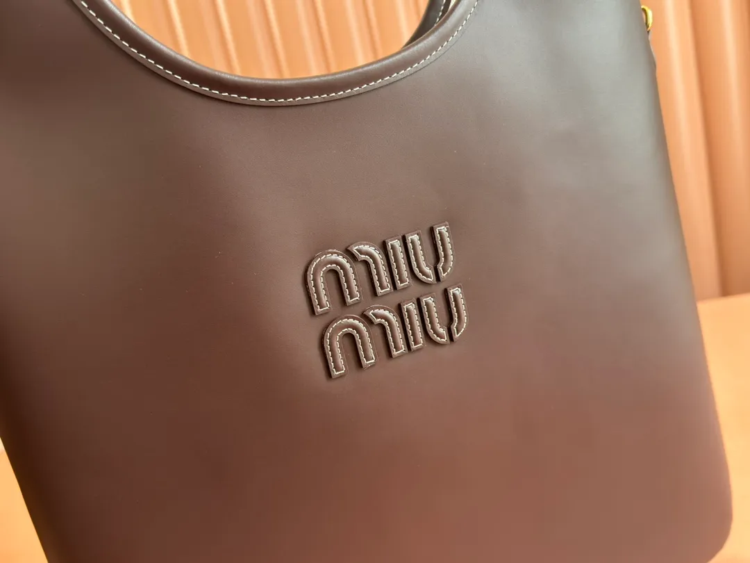 p1680💋💋💋【Configuring full counter package】Miu Women's IVY Cowhide Tote Shoulder Bag This classic tote bag is decorated with the Miu Miu letter logo, which highlights the classic style and is very recognizable. Simple underarm tote bag 🖤 The same color leather letter logo adds a unique and classic style! Gold hardware, leather lettering logo on front! Lined with zip pocket accents! Size: 35x40cm Style number: 5bg231