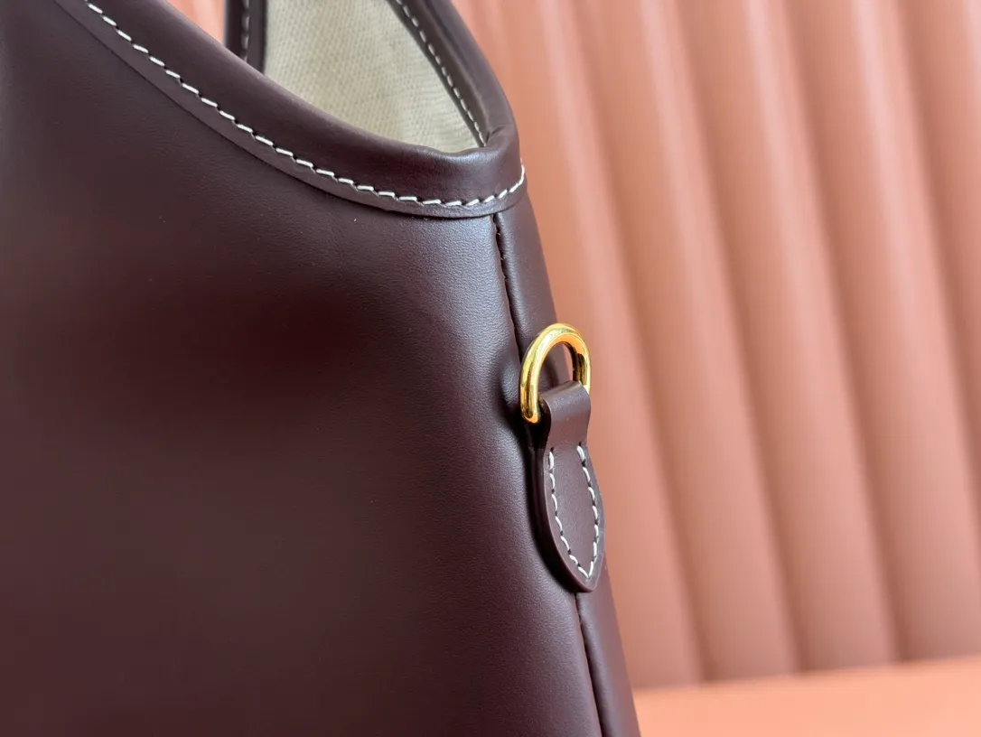 p1680💋💋💋【Configuring full counter package】Miu Women's IVY Cowhide Tote Shoulder Bag This classic tote bag is decorated with the Miu Miu letter logo, which highlights the classic style and is very recognizable. Simple underarm tote bag 🖤 The same color leather letter logo adds a unique and classic style! Gold hardware, leather lettering logo on front! Lined with zip pocket accents! Size: 35x40cm Style number: 5bg231