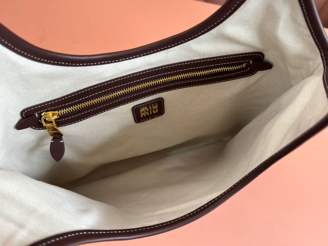 p1680💋💋💋【Configuring full counter package】Miu Women's IVY Cowhide Tote Shoulder Bag This classic tote bag is decorated with the Miu Miu letter logo, which highlights the classic style and is very recognizable. Simple underarm tote bag 🖤 The same color leather letter logo adds a unique and classic style! Gold hardware, leather lettering logo on front! Lined with zip pocket accents! Size: 35x40cm Style number: 5bg231