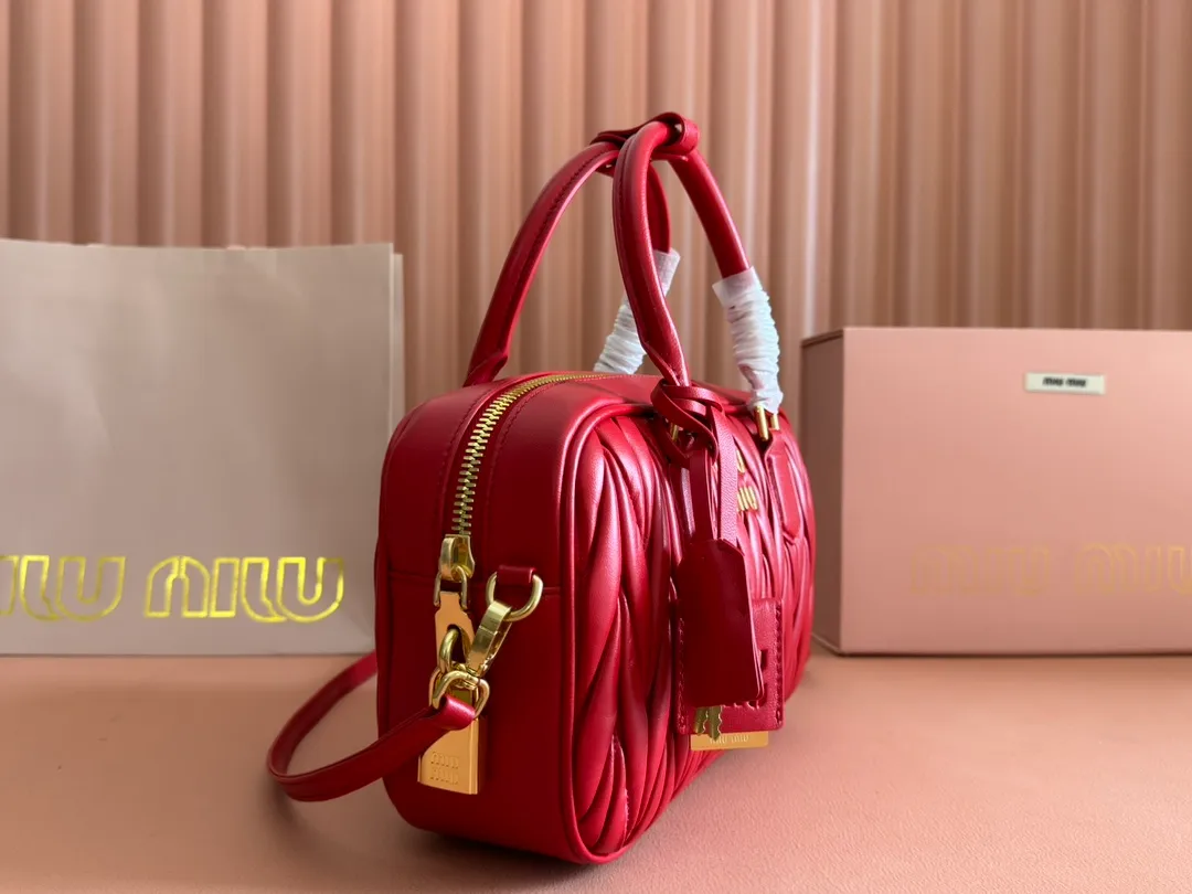 p1900💋💋💋 [Equipped with full set of packaging at the counter, premium hardware original leather] Arcadie Matelasse sheepskin medium bowling handbag/crossbody bag ~ bright red sheepskin This handbag uses Matelasse technology, and the three-dimensional texture and exquisite texture bring a new interpretation to the classic silhouette. The front letter logo cleverly echoes the metal hardware, and the exquisite workmanship is outstanding, highlighting a highly recognizable classic style. Dynamic and elegant lines with adjustable and detachable shoulder straps present a practical and versatile design with modern charm. ～Detachable and adjustable shoulder strap ～Zipper closure ～Lined with 2 patch pockets ～With foot studs Size: W24×H17×D7.5cm No.: 5BB124