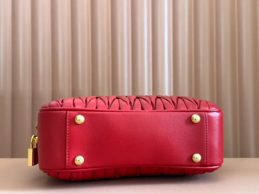 p1900💋💋💋 [Equipped with full set of packaging at the counter, premium hardware original leather] Arcadie Matelasse sheepskin medium bowling handbag/crossbody bag ~ bright red sheepskin This handbag uses Matelasse technology, and the three-dimensional texture and exquisite texture bring a new interpretation to the classic silhouette. The front letter logo cleverly echoes the metal hardware, and the exquisite workmanship is outstanding, highlighting a highly recognizable classic style. Dynamic and elegant lines with adjustable and detachable shoulder straps present a practical and versatile design with modern charm. ～Detachable and adjustable shoulder strap ～Zipper closure ～Lined with 2 patch pockets ～With foot studs Size: W24×H17×D7.5cm No.: 5BB124