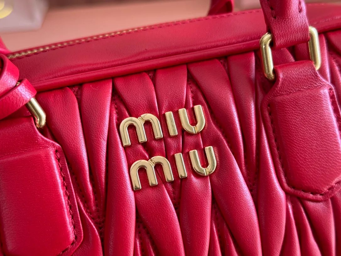 p1900💋💋💋 [Equipped with full set of packaging at the counter, premium hardware original leather] Arcadie Matelasse sheepskin medium bowling handbag/crossbody bag ~ bright red sheepskin This handbag uses Matelasse technology, and the three-dimensional texture and exquisite texture bring a new interpretation to the classic silhouette. The front letter logo cleverly echoes the metal hardware, and the exquisite workmanship is outstanding, highlighting a highly recognizable classic style. Dynamic and elegant lines with adjustable and detachable shoulder straps present a practical and versatile design with modern charm. ～Detachable and adjustable shoulder strap ～Zipper closure ～Lined with 2 patch pockets ～With foot studs Size: W24×H17×D7.5cm No.: 5BB124