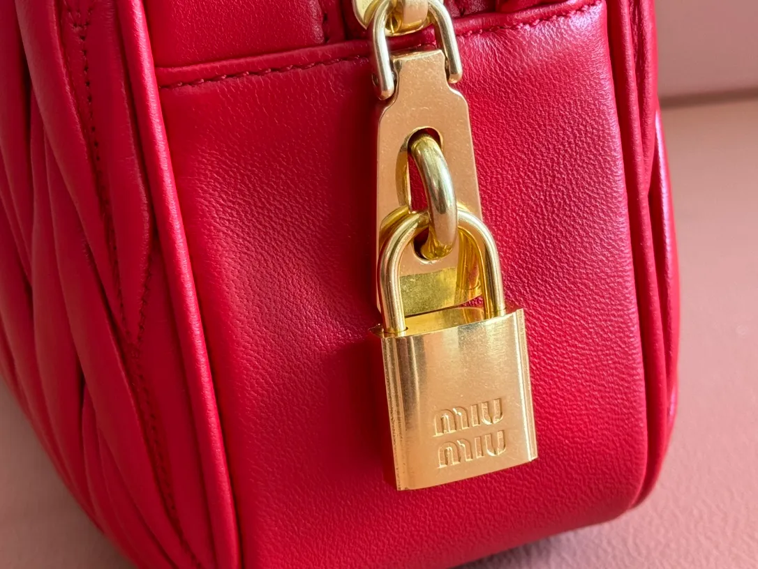 p1900💋💋💋 [Equipped with full set of packaging at the counter, premium hardware original leather] Arcadie Matelasse sheepskin medium bowling handbag/crossbody bag ~ bright red sheepskin This handbag uses Matelasse technology, and the three-dimensional texture and exquisite texture bring a new interpretation to the classic silhouette. The front letter logo cleverly echoes the metal hardware, and the exquisite workmanship is outstanding, highlighting a highly recognizable classic style. Dynamic and elegant lines with adjustable and detachable shoulder straps present a practical and versatile design with modern charm. ～Detachable and adjustable shoulder strap ～Zipper closure ～Lined with 2 patch pockets ～With foot studs Size: W24×H17×D7.5cm No.: 5BB124