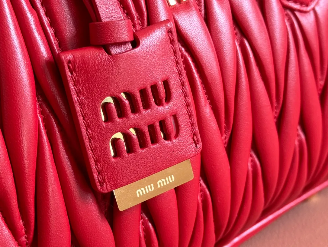 p1900💋💋💋 [Equipped with full set of packaging at the counter, premium hardware original leather] Arcadie Matelasse sheepskin medium bowling handbag/crossbody bag ~ bright red sheepskin This handbag uses Matelasse technology, and the three-dimensional texture and exquisite texture bring a new interpretation to the classic silhouette. The front letter logo cleverly echoes the metal hardware, and the exquisite workmanship is outstanding, highlighting a highly recognizable classic style. Dynamic and elegant lines with adjustable and detachable shoulder straps present a practical and versatile design with modern charm. ～Detachable and adjustable shoulder strap ～Zipper closure ～Lined with 2 patch pockets ～With foot studs Size: W24×H17×D7.5cm No.: 5BB124