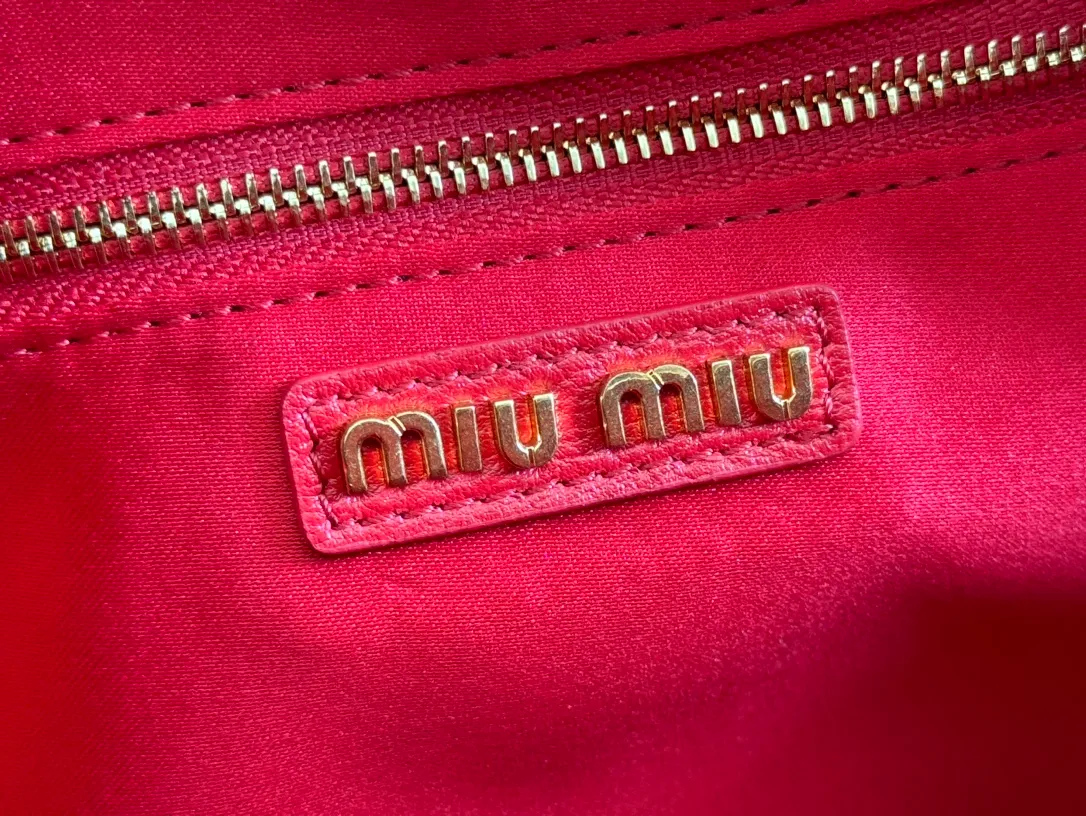 p1900💋💋💋 [Equipped with full set of packaging at the counter, premium hardware original leather] Arcadie Matelasse sheepskin medium bowling handbag/crossbody bag ~ bright red sheepskin This handbag uses Matelasse technology, and the three-dimensional texture and exquisite texture bring a new interpretation to the classic silhouette. The front letter logo cleverly echoes the metal hardware, and the exquisite workmanship is outstanding, highlighting a highly recognizable classic style. Dynamic and elegant lines with adjustable and detachable shoulder straps present a practical and versatile design with modern charm. ～Detachable and adjustable shoulder strap ～Zipper closure ～Lined with 2 patch pockets ～With foot studs Size: W24×H17×D7.5cm No.: 5BB124