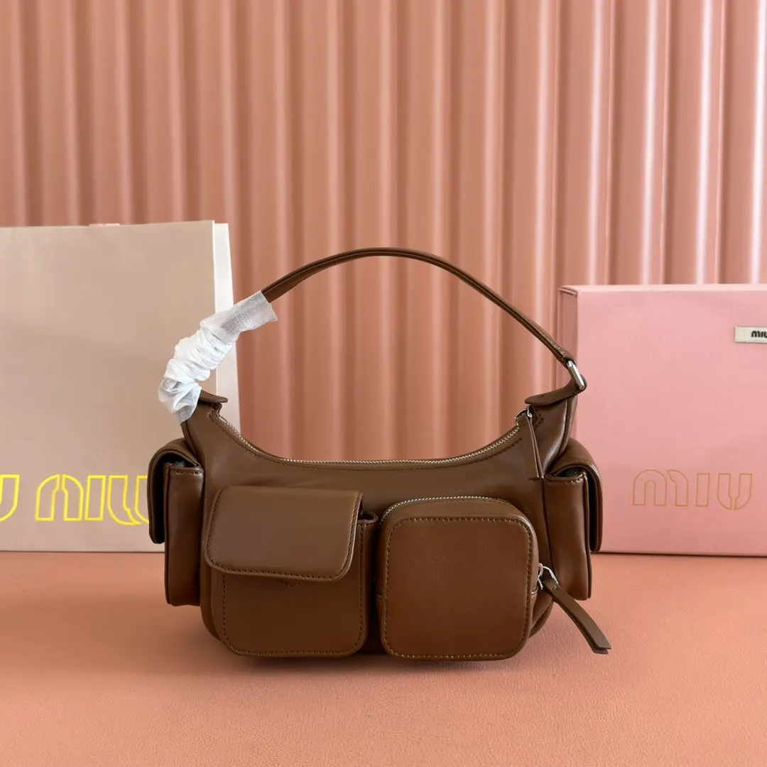 p1840💋💋💋 [Equipped with a full set of counter packaging, premium hardware and original leather] Sheep leather Hobo underarm bag ~ Retro, this Hobo underarm bag reveals a charming modern urban style. The multi-pocket design blurs the line between function and decoration, and the iconic lettering logo injects distinctive personality. Gold hardware adds sparkling style. Size: W21×H12×D6cm No.: 5BC146