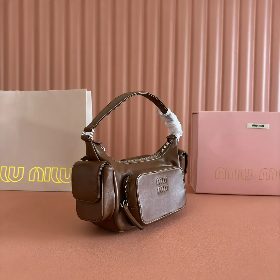 p1840💋💋💋 [Equipped with a full set of counter packaging, premium hardware and original leather] Sheep leather Hobo underarm bag ~ Retro, this Hobo underarm bag reveals a charming modern urban style. The multi-pocket design blurs the line between function and decoration, and the iconic lettering logo injects distinctive personality. Gold hardware adds sparkling style. Size: W21×H12×D6cm No.: 5BC146