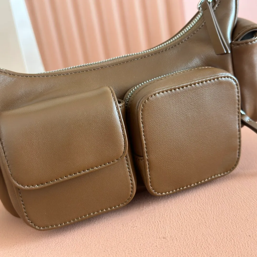 p1840💋💋💋 [Equipped with a full set of counter packaging, premium hardware and original leather] Sheep leather Hobo underarm bag ~ Retro, this Hobo underarm bag reveals a charming modern urban style. The multi-pocket design blurs the line between function and decoration, and the iconic lettering logo injects distinctive personality. Gold hardware adds sparkling style. Size: W21×H12×D6cm No.: 5BC146