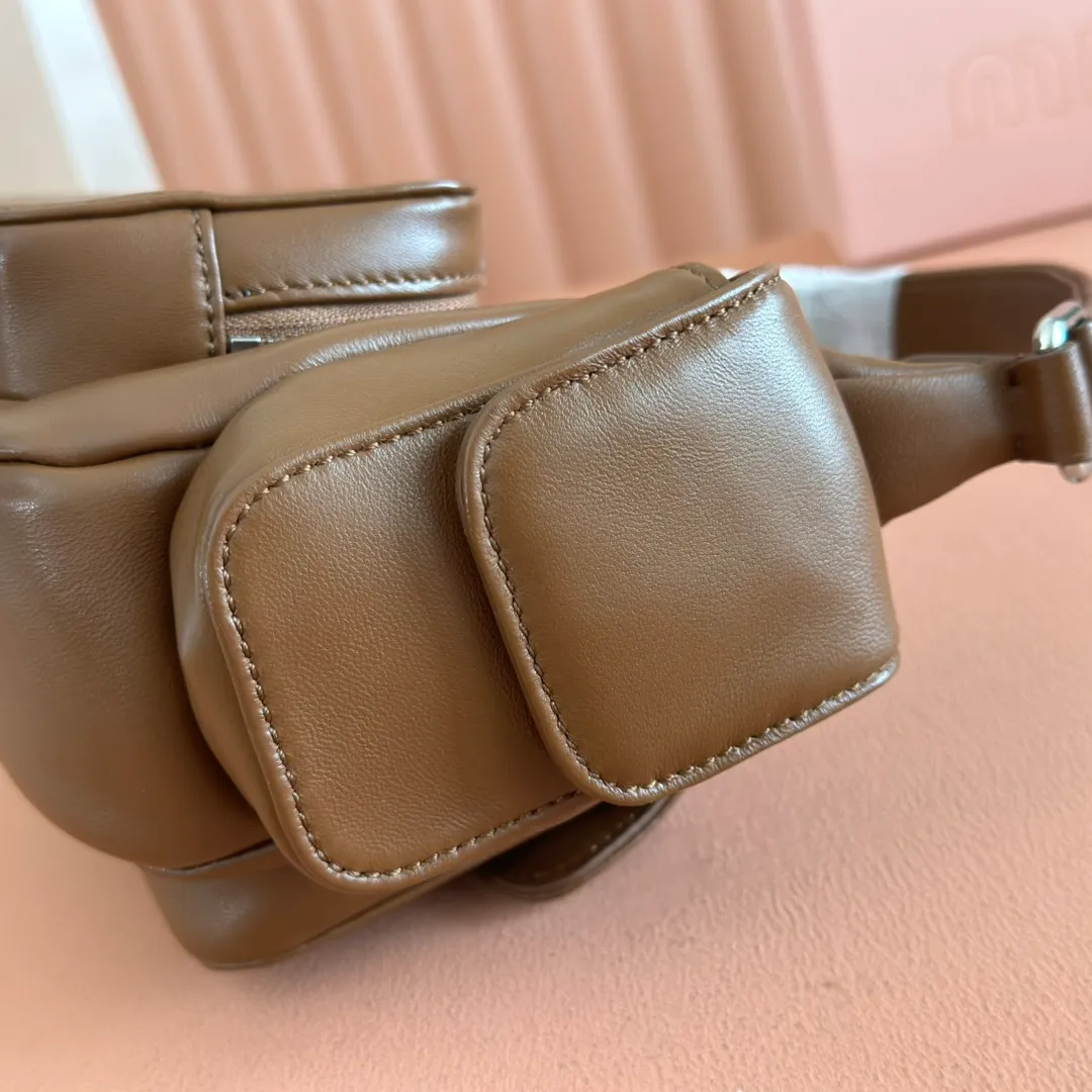 p1840💋💋💋 [Equipped with a full set of counter packaging, premium hardware and original leather] Sheep leather Hobo underarm bag ~ Retro, this Hobo underarm bag reveals a charming modern urban style. The multi-pocket design blurs the line between function and decoration, and the iconic lettering logo injects distinctive personality. Gold hardware adds sparkling style. Size: W21×H12×D6cm No.: 5BC146