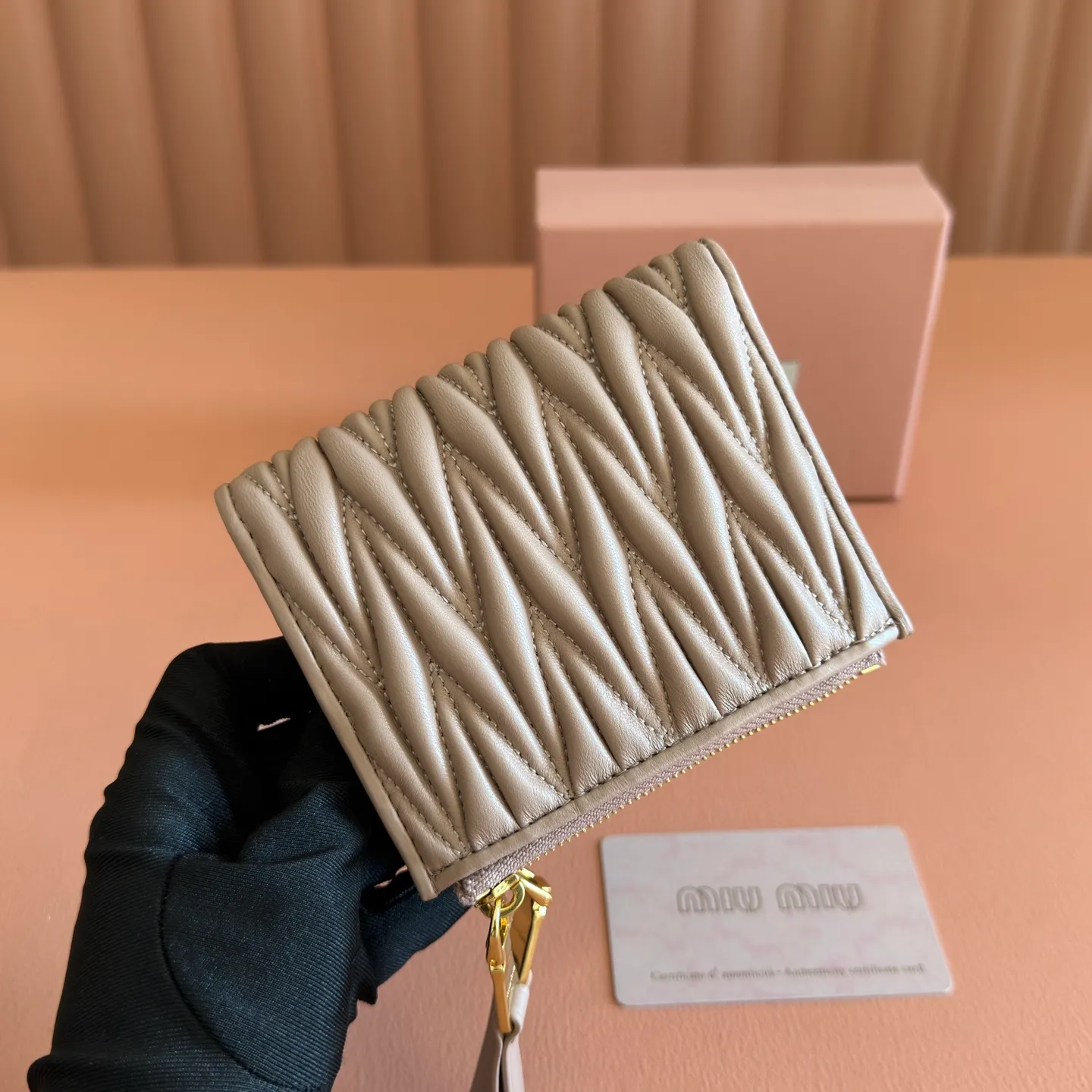 p540💋💋💋[Original configuration counter complete package] New version of the two-fold small wallet pocket wallet counter new small wallet 🔥 Model: 5MV017 is made of imported top-grade sheepskin inside and outside, with multiple card slots on both sides, double zipper compartment design on both sides, larger capacity, internal pressure 198A hundred-yuan notes, bank cards, coins, and change can be collected in it, highly practical, size: 11.5 X8 cm