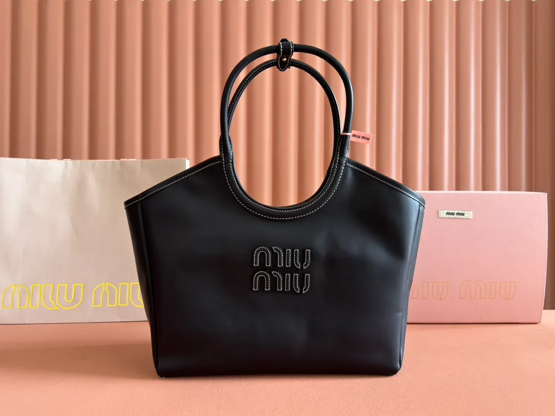 p1960💋💋💋【Full set of packaging at the counter】miuhobo tote armpit bag! A limited edition of the series, this design is designed to allow more girls to easily control the fashion sense of efor. The weight of the bag is also very light and the length will not weigh you down. The deep grass is really moving~ It is a must-have for daily commuting. You can’t go wrong with personal clothes. It is light and simple. The design is very practical and the capacity is very large. Model number: 5BG287 Medium size: base length 28x width 12x height 26cm