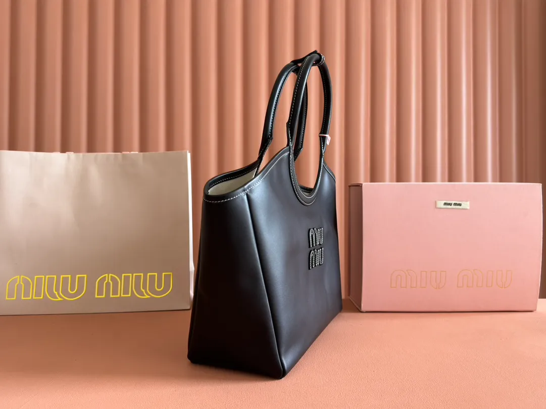p1960💋💋💋【Full set of packaging at the counter】miuhobo tote armpit bag! A limited edition of the series, this design is designed to allow more girls to easily control the fashion sense of efor. The weight of the bag is also very light and the length will not weigh you down. The deep grass is really moving~ It is a must-have for daily commuting. You can’t go wrong with personal clothes. It is light and simple. The design is very practical and the capacity is very large. Model number: 5BG287 Medium size: base length 28x width 12x height 26cm