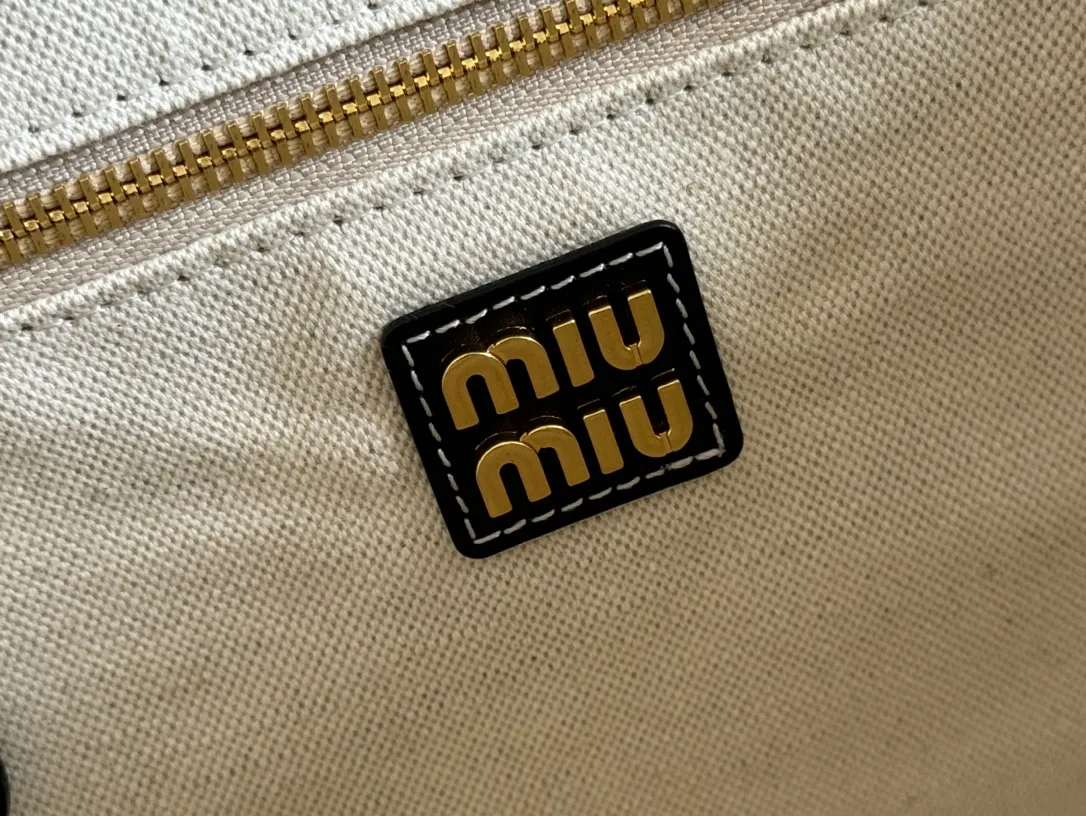 p1960💋💋💋【Full set of packaging at the counter】miuhobo tote armpit bag! A limited edition of the series, this design is designed to allow more girls to easily control the fashion sense of efor. The weight of the bag is also very light and the length will not weigh you down. The deep grass is really moving~ It is a must-have for daily commuting. You can’t go wrong with personal clothes. It is light and simple. The design is very practical and the capacity is very large. Model number: 5BG287 Medium size: base length 28x width 12x height 26cm