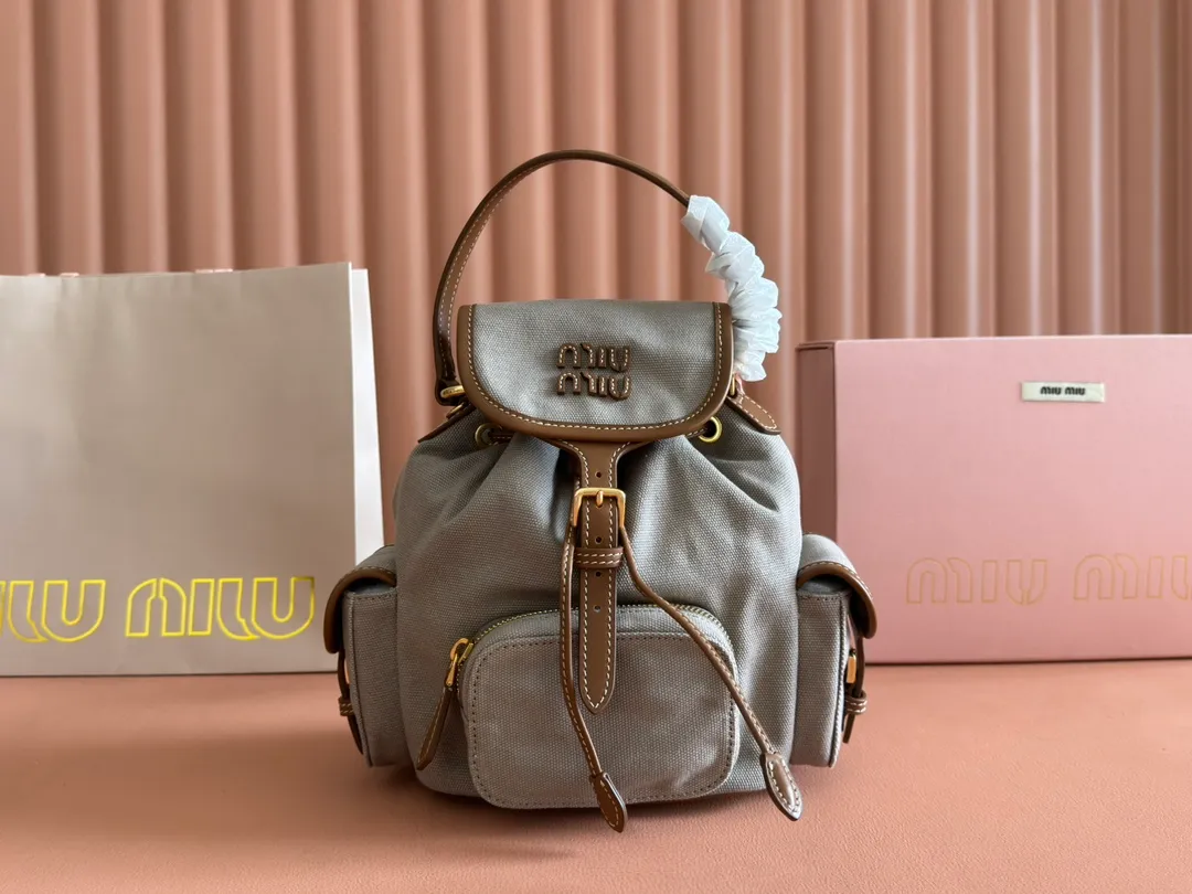 p1560. 💋💋💋【Configured with full package at counter】MIU Home new product college style backpack, the perfect combination of canvas and imported calfskin, thick wear-resistant linen blend lining, adopts a casual design style, fashionable, simple and advanced, combined with exquisite handcrafts, adds multiple pocket storage, shoulder straps and hand bags can be freely converted, greatly It improves the practicality. It is simply a tool for hanging. It can be worn with jeans, shirts or various casual sportswear. It is a very good item to wear, especially the capacity is large enough and it is light and easy to use. I sincerely recommend it. Model: 5bz043, size 22X18X11.5cm