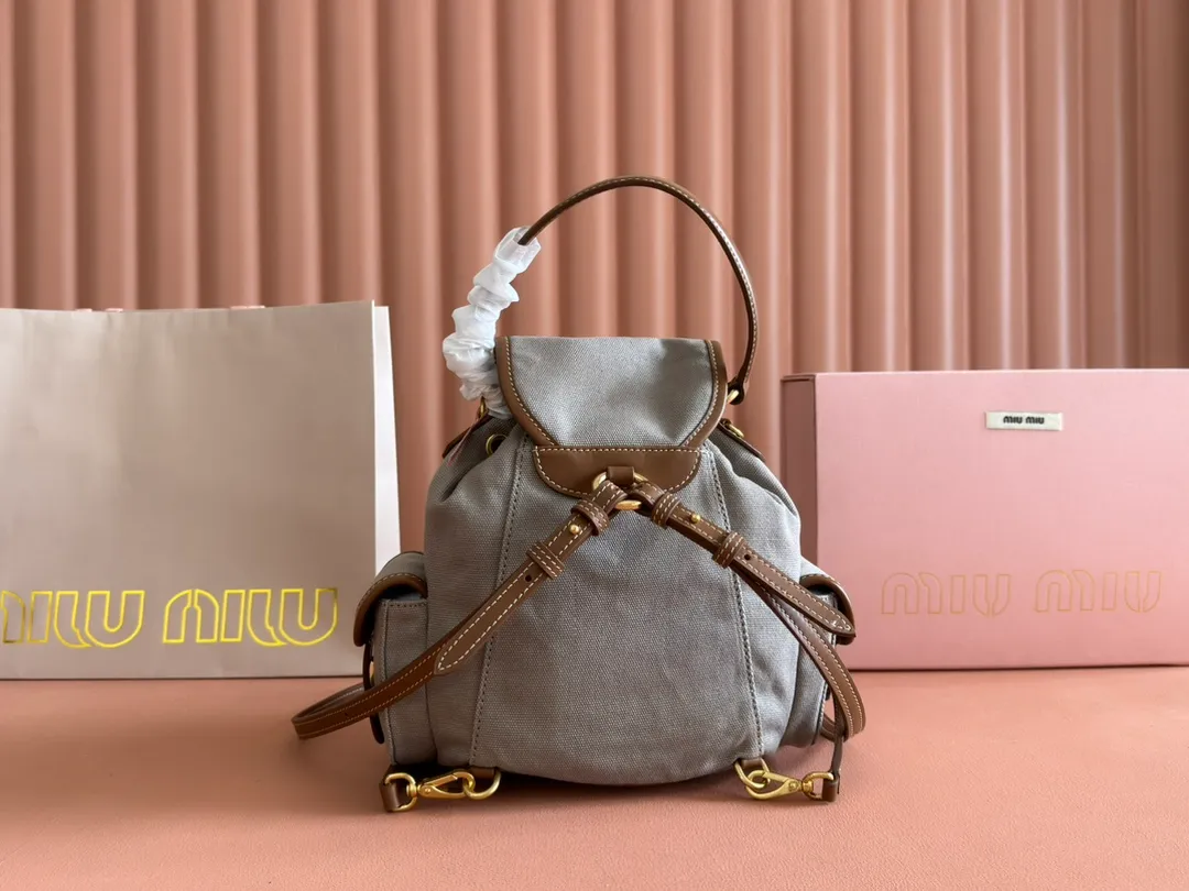 p1560. 💋💋💋【Configured with full package at counter】MIU Home new product college style backpack, the perfect combination of canvas and imported calfskin, thick wear-resistant linen blend lining, adopts a casual design style, fashionable, simple and advanced, combined with exquisite handcrafts, adds multiple pocket storage, shoulder straps and hand bags can be freely converted, greatly It improves the practicality. It is simply a tool for hanging. It can be worn with jeans, shirts or various casual sportswear. It is a very good item to wear, especially the capacity is large enough and it is light and easy to use. I sincerely recommend it. Model: 5bz043, size 22X18X11.5cm