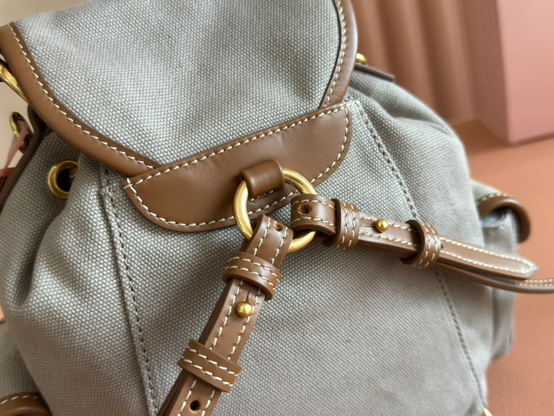 p1560. 💋💋💋【Configured with full package at counter】MIU Home new product college style backpack, the perfect combination of canvas and imported calfskin, thick wear-resistant linen blend lining, adopts a casual design style, fashionable, simple and advanced, combined with exquisite handcrafts, adds multiple pocket storage, shoulder straps and hand bags can be freely converted, greatly It improves the practicality. It is simply a tool for hanging. It can be worn with jeans, shirts or various casual sportswear. It is a very good item to wear, especially the capacity is large enough and it is light and easy to use. I sincerely recommend it. Model: 5bz043, size 22X18X11.5cm