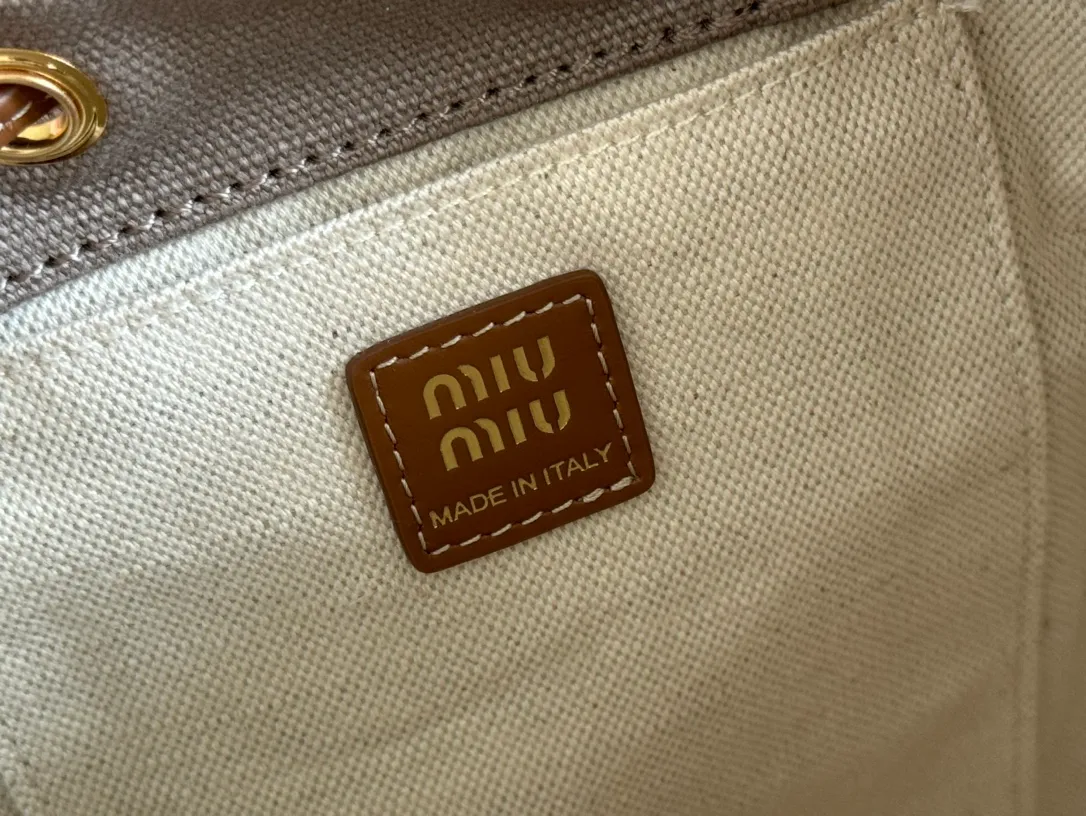 p1560. 💋💋💋【Configured with full package at counter】MIU Home new product college style backpack, the perfect combination of canvas and imported calfskin, thick wear-resistant linen blend lining, adopts a casual design style, fashionable, simple and advanced, combined with exquisite handcrafts, adds multiple pocket storage, shoulder straps and hand bags can be freely converted, greatly It improves the practicality. It is simply a tool for hanging. It can be worn with jeans, shirts or various casual sportswear. It is a very good item to wear, especially the capacity is large enough and it is light and easy to use. I sincerely recommend it. Model: 5bz043, size 22X18X11.5cm