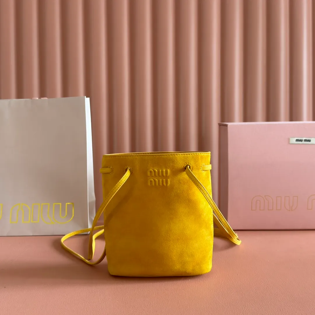 p1060💋💋💋 Equipped with a full set of packaging at the counter [Special grade hardware original leather] Nappa frosted leather mini handbag/shoulder bag This mini handbag is famous for the soft texture of Nappa sheepskin. Adjustable shoulder strap adds practical detail, while embossed letter logo adds classic style ~ Letter logo ~ Adjustable shoulder strap ~ Lined Dimensions: W14×H17×D6cm Number: 5NF460