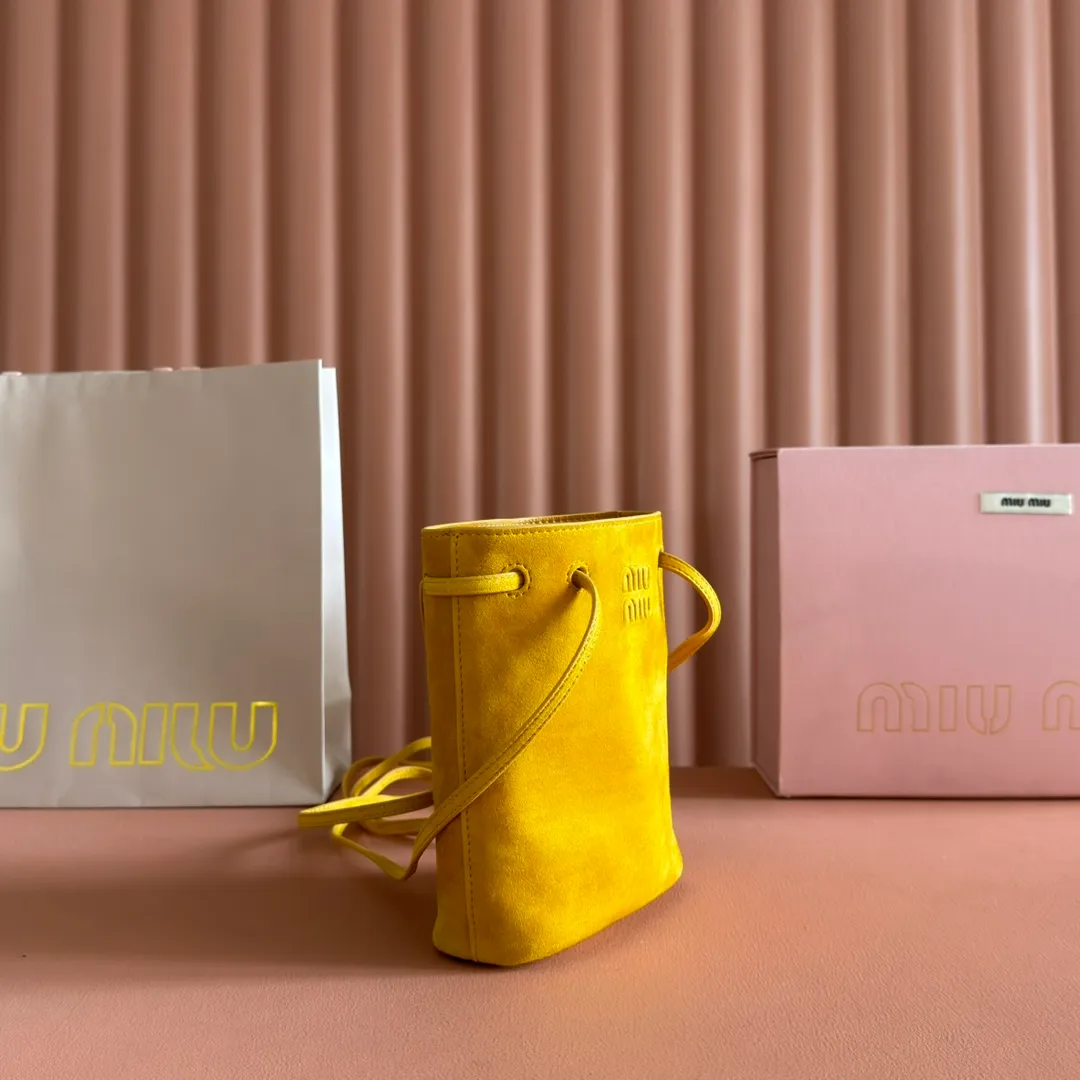 p1060💋💋💋 Equipped with a full set of packaging at the counter [Special grade hardware original leather] Nappa frosted leather mini handbag/shoulder bag This mini handbag is famous for the soft texture of Nappa sheepskin. Adjustable shoulder strap adds practical detail, while embossed letter logo adds classic style ~ Letter logo ~ Adjustable shoulder strap ~ Lined Dimensions: W14×H17×D6cm Number: 5NF460