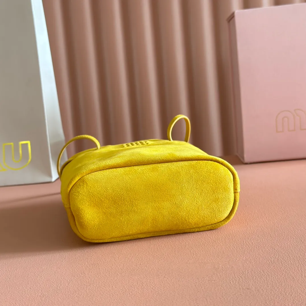p1060💋💋💋 Equipped with a full set of packaging at the counter [Special grade hardware original leather] Nappa frosted leather mini handbag/shoulder bag This mini handbag is famous for the soft texture of Nappa sheepskin. Adjustable shoulder strap adds practical detail, while embossed letter logo adds classic style ~ Letter logo ~ Adjustable shoulder strap ~ Lined Dimensions: W14×H17×D6cm Number: 5NF460