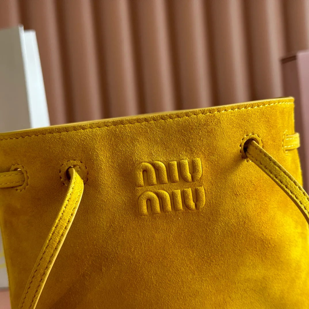 p1060💋💋💋 Equipped with a full set of packaging at the counter [Special grade hardware original leather] Nappa frosted leather mini handbag/shoulder bag This mini handbag is famous for the soft texture of Nappa sheepskin. Adjustable shoulder strap adds practical detail, while embossed letter logo adds classic style ~ Letter logo ~ Adjustable shoulder strap ~ Lined Dimensions: W14×H17×D6cm Number: 5NF460