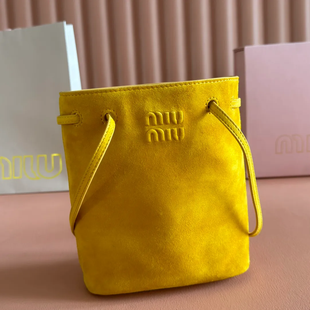 p1060💋💋💋 Equipped with a full set of packaging at the counter [Special grade hardware original leather] Nappa frosted leather mini handbag/shoulder bag This mini handbag is famous for the soft texture of Nappa sheepskin. Adjustable shoulder strap adds practical detail, while embossed letter logo adds classic style ~ Letter logo ~ Adjustable shoulder strap ~ Lined Dimensions: W14×H17×D6cm Number: 5NF460