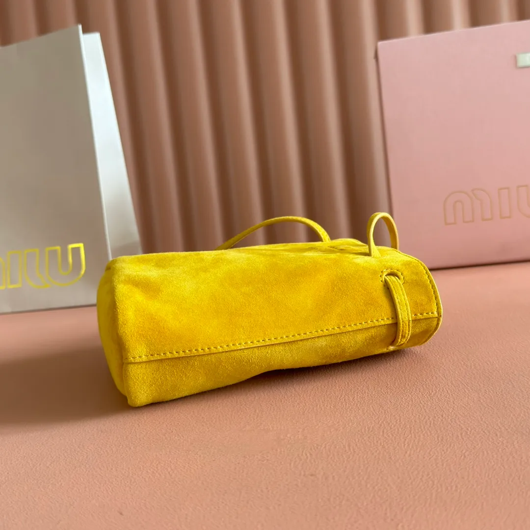 p1060💋💋💋 Equipped with a full set of packaging at the counter [Special grade hardware original leather] Nappa frosted leather mini handbag/shoulder bag This mini handbag is famous for the soft texture of Nappa sheepskin. Adjustable shoulder strap adds practical detail, while embossed letter logo adds classic style ~ Letter logo ~ Adjustable shoulder strap ~ Lined Dimensions: W14×H17×D6cm Number: 5NF460