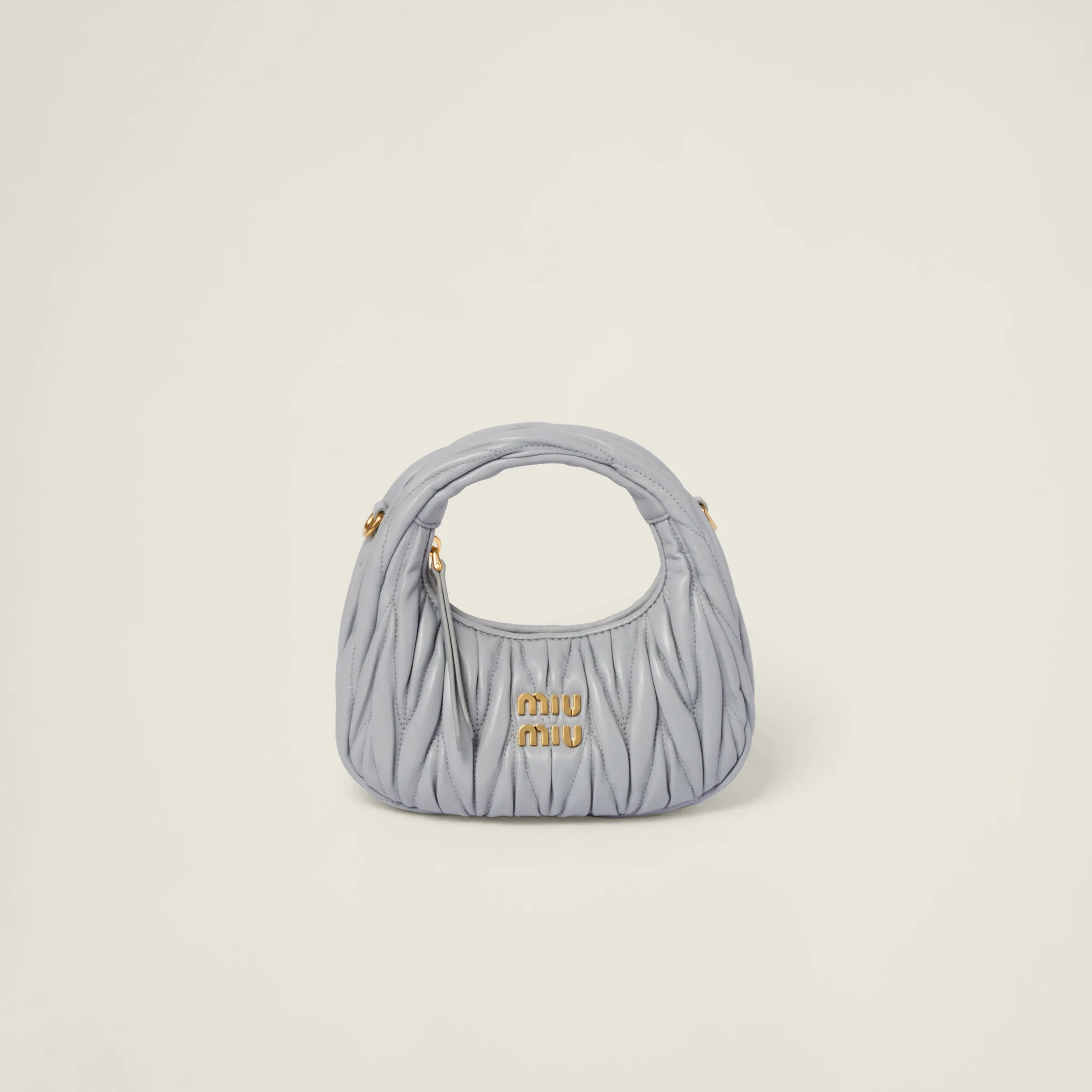 p1460💋💋💋 Equipped with a full set of packaging at the counter [Special grade hardware original leather] Wander Matelasse sheepskin Hobo mini handbag/crossbody bag ~ The black sheepskin Wander handbag has become one of the classic accessories. This mini handbag is made of Matalasse sheep leather, using exquisite craftsmanship to create a three-dimensional effect, showing exquisite elegance. Presenting the Hobo bag style, blending retro style and modern elegance, it has become a new synonym for modern femininity. ～Golden hardware ～Zipper closure ～Metal lettering logo on the front ～Cotton satin lining Size: W17.5×H14×D5.5cm Number: 5BP156