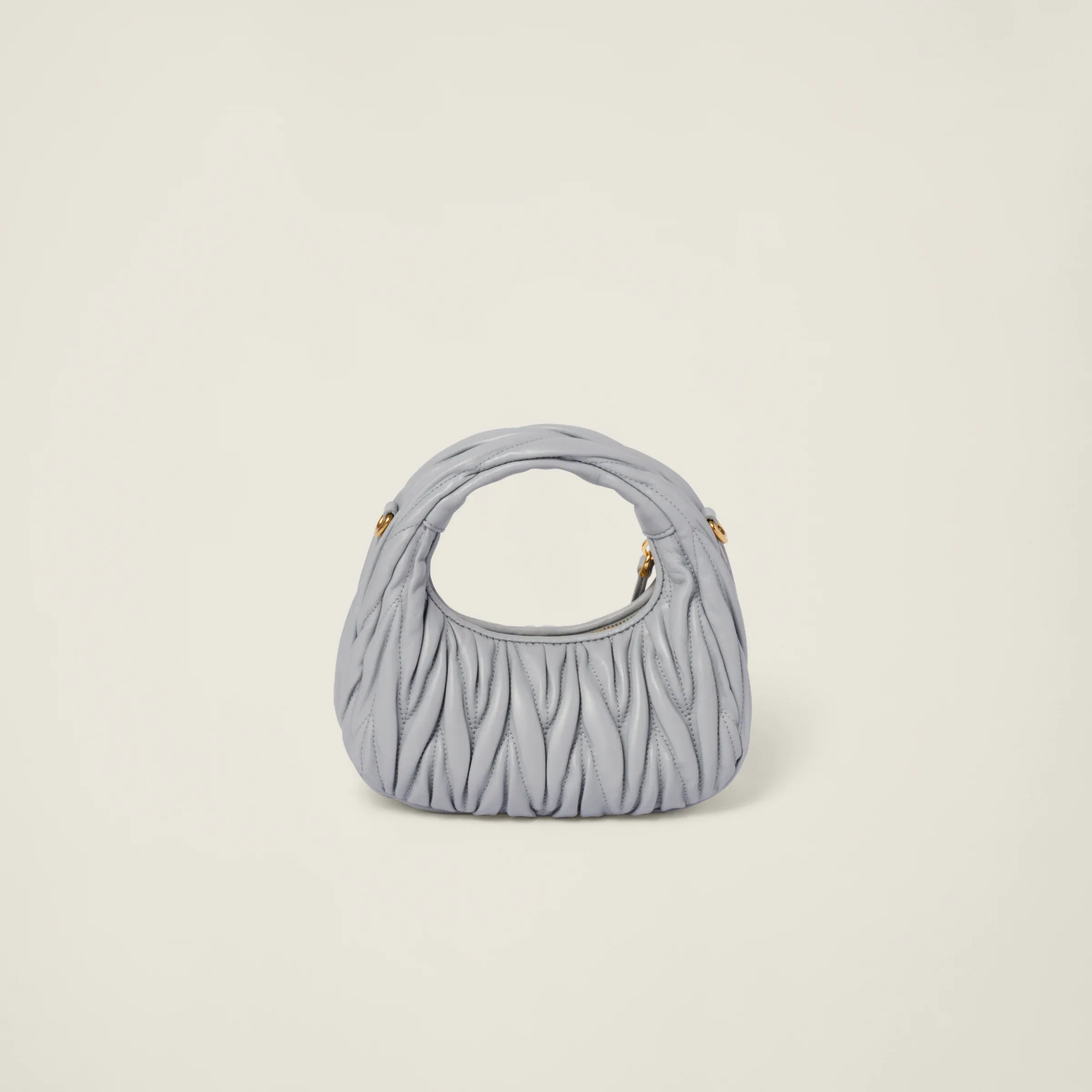 p1460💋💋💋 Equipped with a full set of packaging at the counter [Special grade hardware original leather] Wander Matelasse sheepskin Hobo mini handbag/crossbody bag ~ The black sheepskin Wander handbag has become one of the classic accessories. This mini handbag is made of Matalasse sheep leather, using exquisite craftsmanship to create a three-dimensional effect, showing exquisite elegance. Presenting the Hobo bag style, blending retro style and modern elegance, it has become a new synonym for modern femininity. ～Golden hardware ～Zipper closure ～Metal lettering logo on the front ～Cotton satin lining Size: W17.5×H14×D5.5cm Number: 5BP156