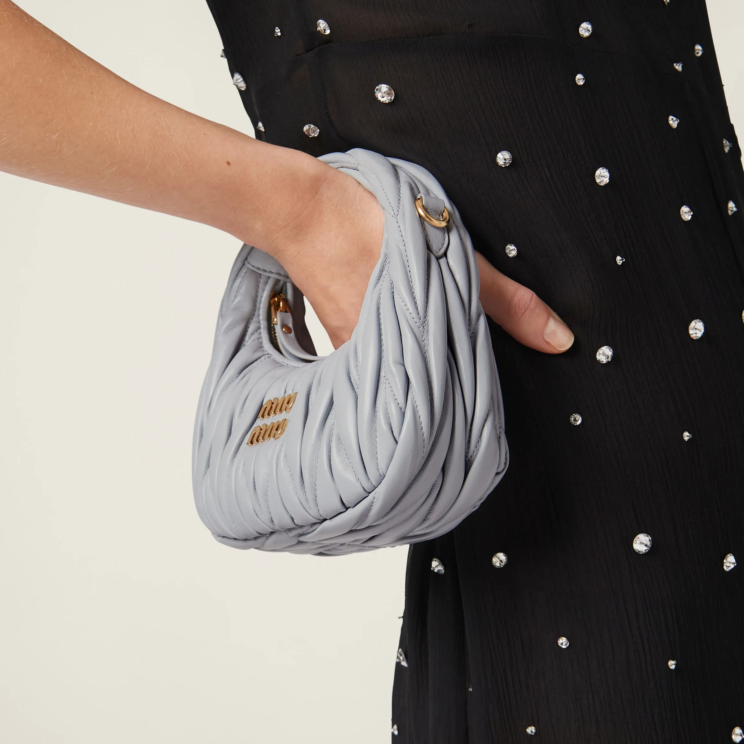 p1460💋💋💋 Equipped with a full set of packaging at the counter [Special grade hardware original leather] Wander Matelasse sheepskin Hobo mini handbag/crossbody bag ~ The black sheepskin Wander handbag has become one of the classic accessories. This mini handbag is made of Matalasse sheep leather, using exquisite craftsmanship to create a three-dimensional effect, showing exquisite elegance. Presenting the Hobo bag style, blending retro style and modern elegance, it has become a new synonym for modern femininity. ～Golden hardware ～Zipper closure ～Metal lettering logo on the front ～Cotton satin lining Size: W17.5×H14×D5.5cm Number: 5BP156