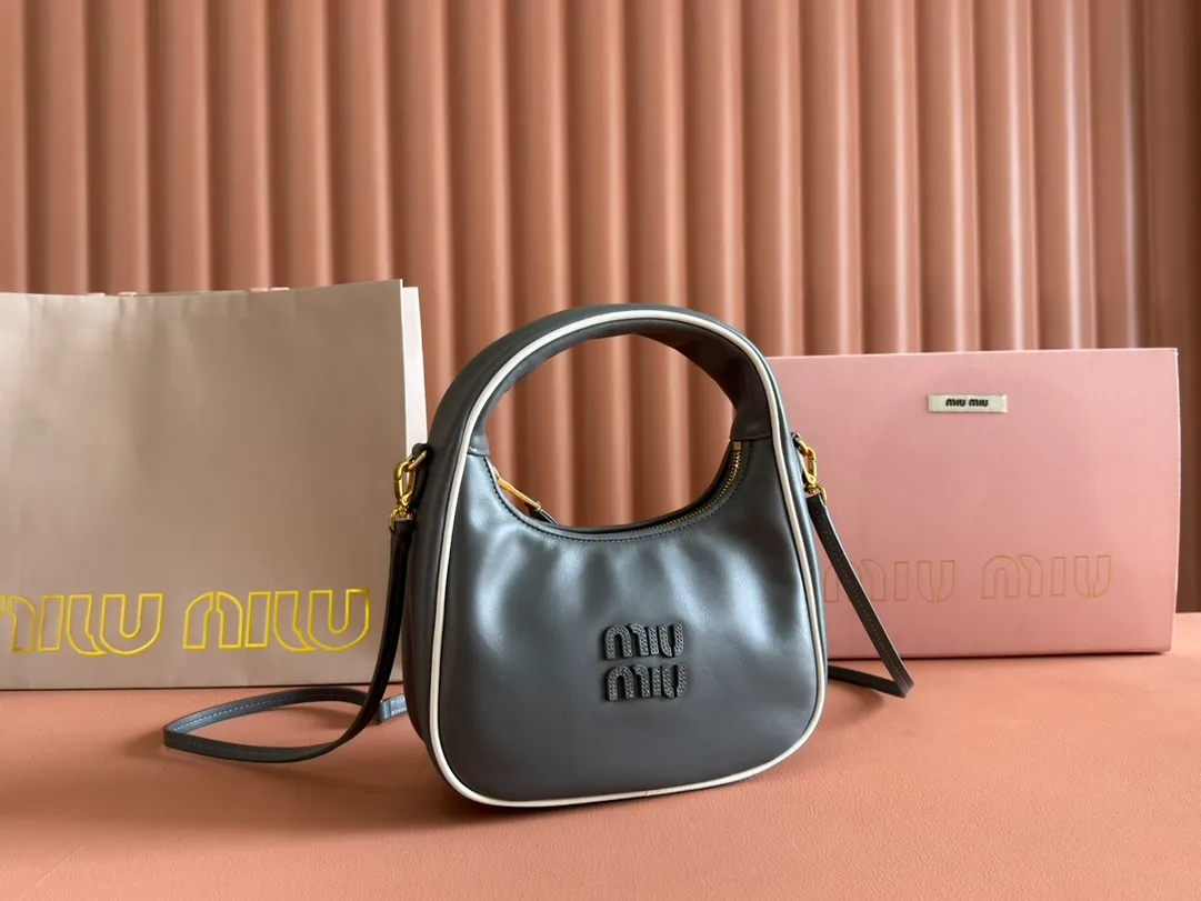 p1600💋💋💋[Special grade hardware original leather] Wander Matelasse color-blocked Hobo handbag/crossbody bag ~ Wander handbag has become one of the classic accessories. This mini handbag is made of Matalasse sheep leather, using exquisite craftsmanship to create a three-dimensional effect, showing exquisite elegance. Presenting the Hobo bag style, blending retro style and modern elegance, it has become a new synonym for modern femininity. ～Golden hardware ～Zip closure ～Metal lettering logo on the front ～Cotton satin lining Size: W23×H13×D7cm Number: _5BC125