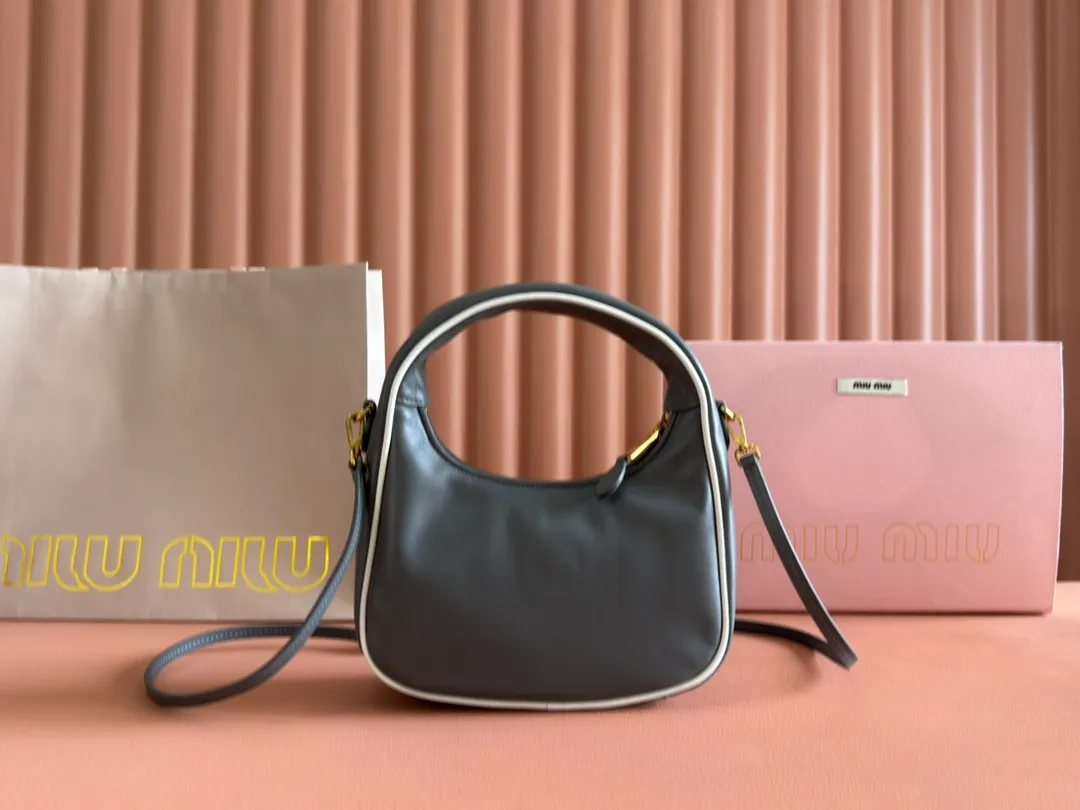 p1600💋💋💋[Special grade hardware original leather] Wander Matelasse color-blocked Hobo handbag/crossbody bag ~ Wander handbag has become one of the classic accessories. This mini handbag is made of Matalasse sheep leather, using exquisite craftsmanship to create a three-dimensional effect, showing exquisite elegance. Presenting the Hobo bag style, blending retro style and modern elegance, it has become a new synonym for modern femininity. ～Golden hardware ～Zip closure ～Metal lettering logo on the front ～Cotton satin lining Size: W23×H13×D7cm Number: _5BC125