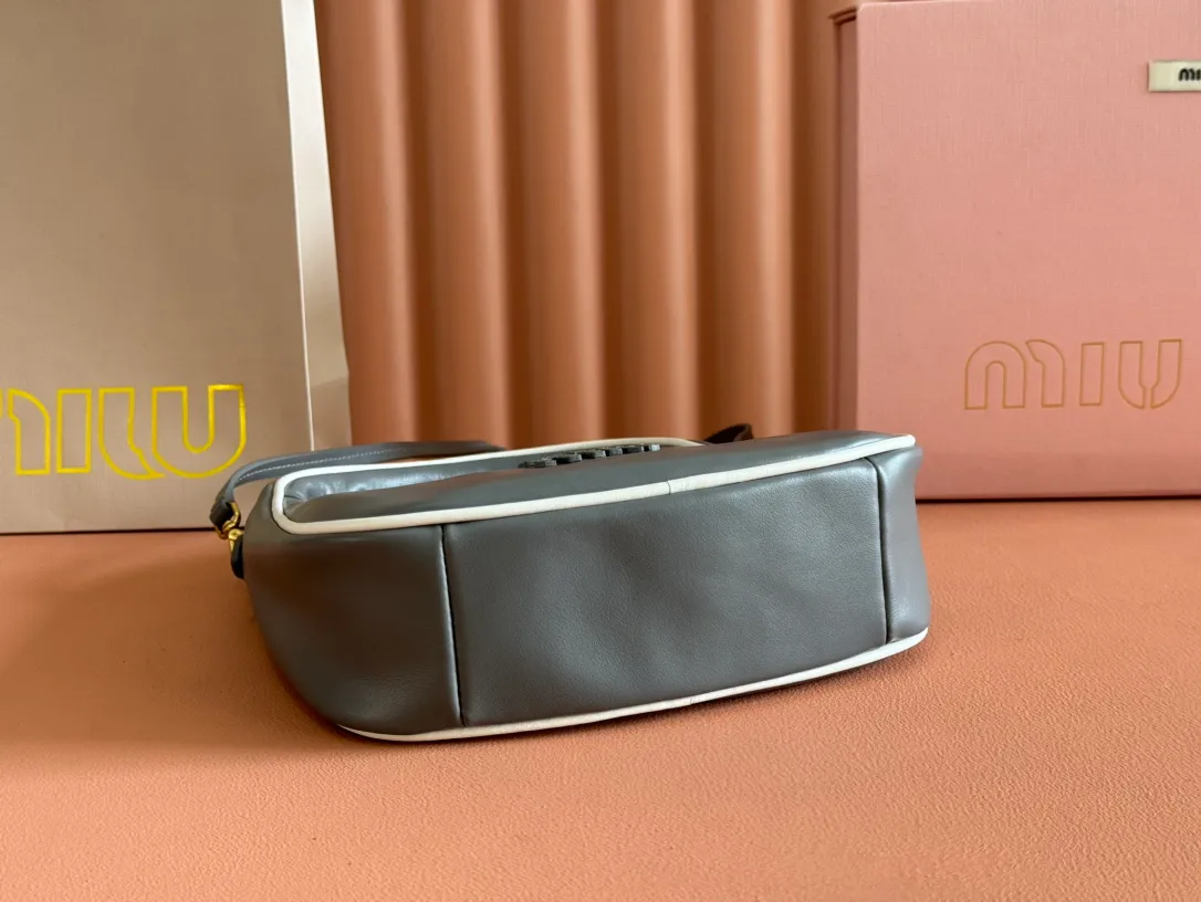 p1600💋💋💋[Special grade hardware original leather] Wander Matelasse color-blocked Hobo handbag/crossbody bag ~ Wander handbag has become one of the classic accessories. This mini handbag is made of Matalasse sheep leather, using exquisite craftsmanship to create a three-dimensional effect, showing exquisite elegance. Presenting the Hobo bag style, blending retro style and modern elegance, it has become a new synonym for modern femininity. ～Golden hardware ～Zip closure ～Metal lettering logo on the front ～Cotton satin lining Size: W23×H13×D7cm Number: _5BC125