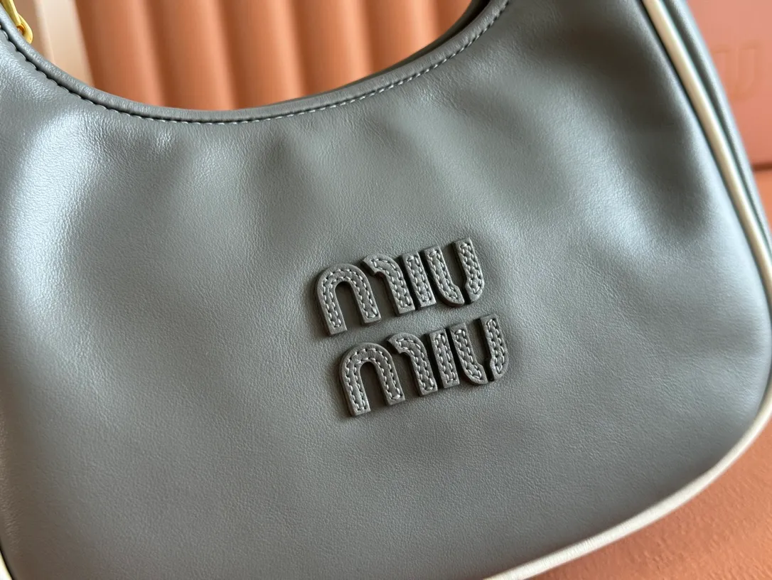 p1600💋💋💋[Special grade hardware original leather] Wander Matelasse color-blocked Hobo handbag/crossbody bag ~ Wander handbag has become one of the classic accessories. This mini handbag is made of Matalasse sheep leather, using exquisite craftsmanship to create a three-dimensional effect, showing exquisite elegance. Presenting the Hobo bag style, blending retro style and modern elegance, it has become a new synonym for modern femininity. ～Golden hardware ～Zip closure ～Metal lettering logo on the front ～Cotton satin lining Size: W23×H13×D7cm Number: _5BC125