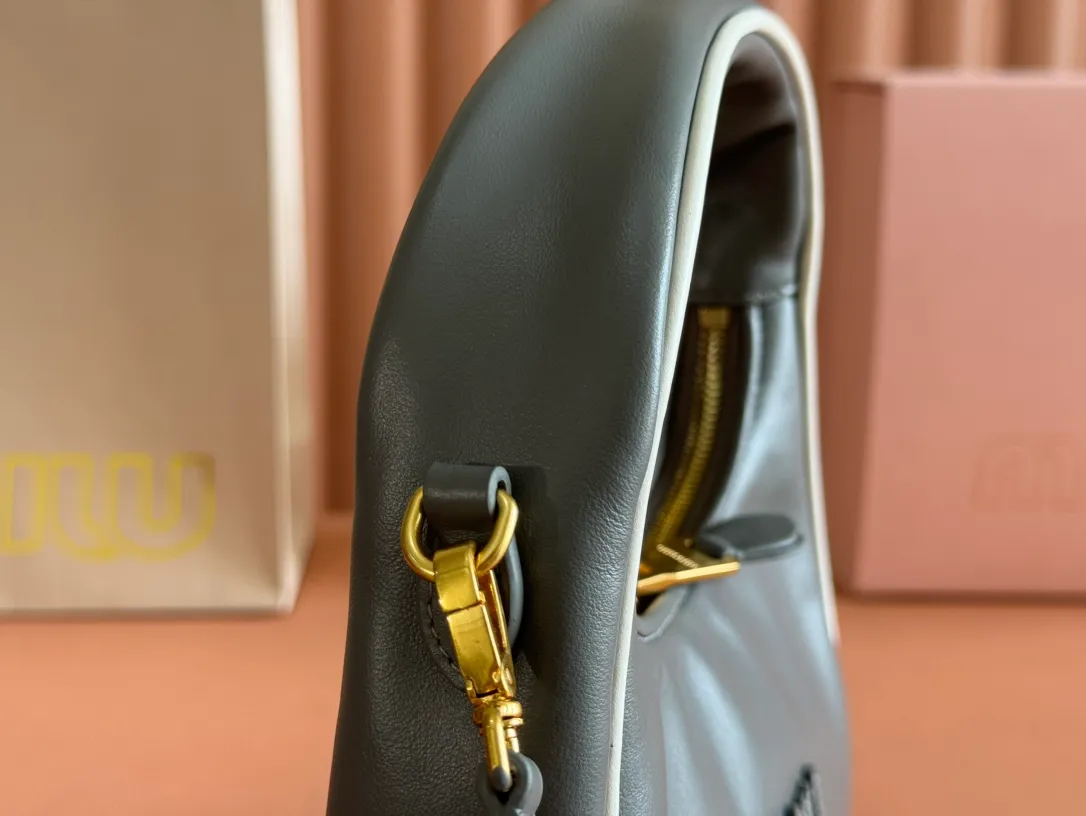 p1600💋💋💋[Special grade hardware original leather] Wander Matelasse color-blocked Hobo handbag/crossbody bag ~ Wander handbag has become one of the classic accessories. This mini handbag is made of Matalasse sheep leather, using exquisite craftsmanship to create a three-dimensional effect, showing exquisite elegance. Presenting the Hobo bag style, blending retro style and modern elegance, it has become a new synonym for modern femininity. ～Golden hardware ～Zip closure ～Metal lettering logo on the front ～Cotton satin lining Size: W23×H13×D7cm Number: _5BC125