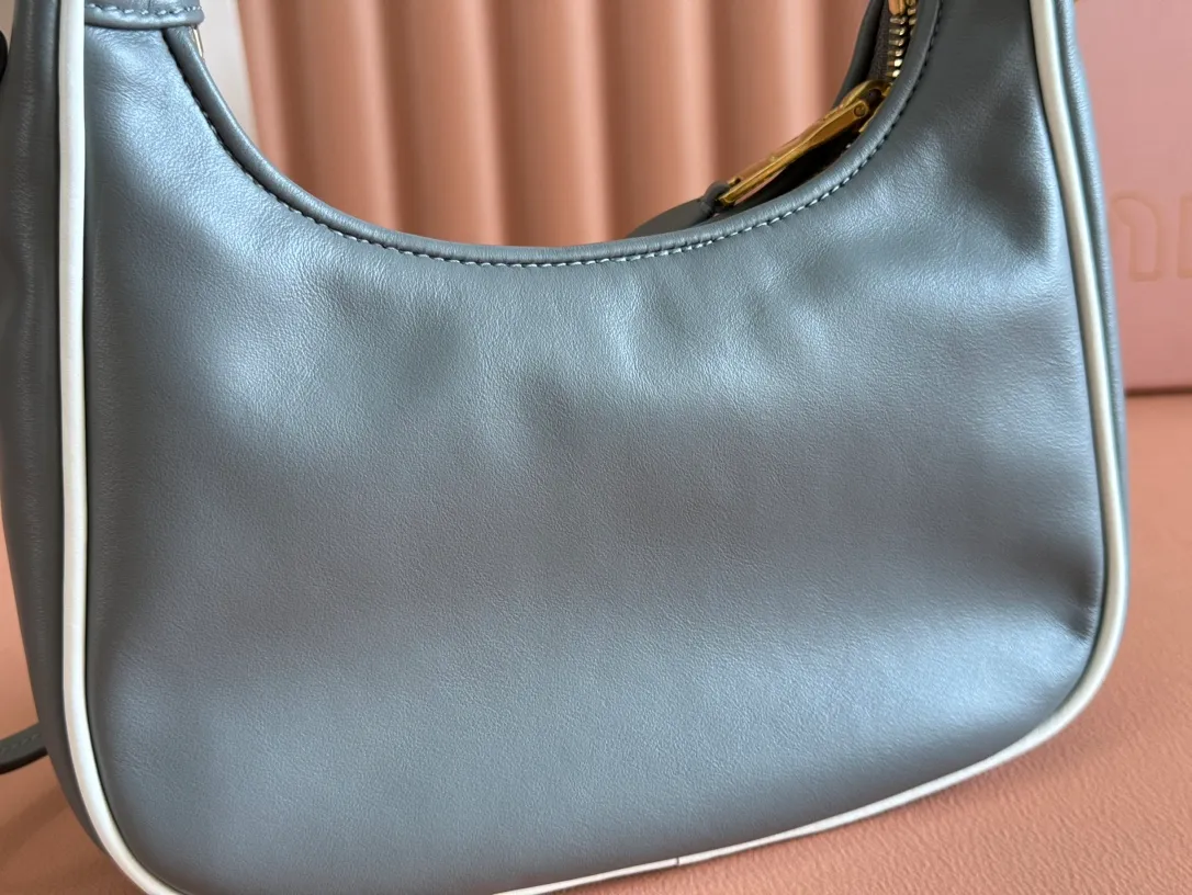 p1600💋💋💋[Special grade hardware original leather] Wander Matelasse color-blocked Hobo handbag/crossbody bag ~ Wander handbag has become one of the classic accessories. This mini handbag is made of Matalasse sheep leather, using exquisite craftsmanship to create a three-dimensional effect, showing exquisite elegance. Presenting the Hobo bag style, blending retro style and modern elegance, it has become a new synonym for modern femininity. ～Golden hardware ～Zip closure ～Metal lettering logo on the front ～Cotton satin lining Size: W23×H13×D7cm Number: _5BC125