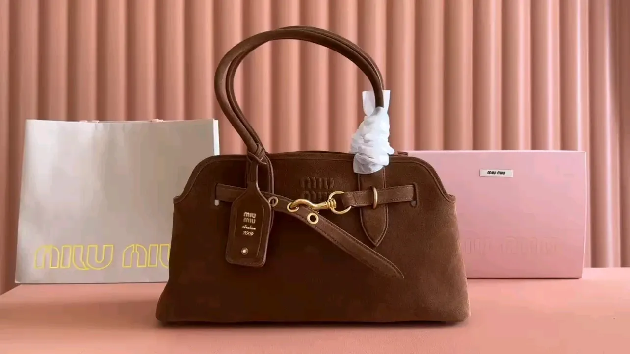 💕💕【New Product】Miu Home👉 MiuMiu new Aventure Nappa leather handbag, heather, brown, black/original leather shipped! 🐲Model: 5BG310. Combination short video