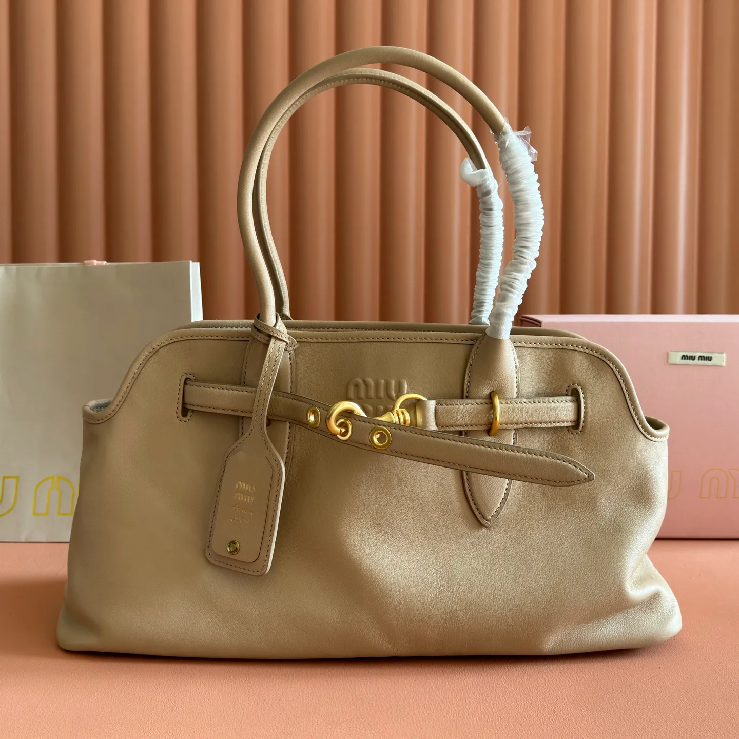 p2000💋💋💋【Full set of counter packaging】This sheepskin handbag is inspired by the brand's archive items. Its structure has been adjusted to become lighter and rejuvenate with a new personality, creating a classic bag with timeless charm. Decorated with an embossed letter logo for added brand recognition. Model: 5BG310 Size: W44×H22.5×D14.5cm Color: off-white/original leather. Made in Italy