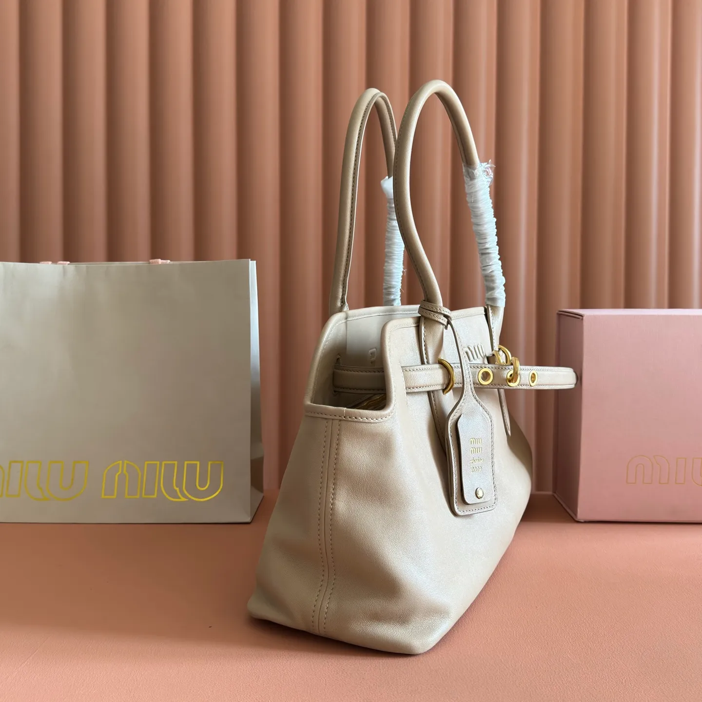 p2000💋💋💋【Full set of counter packaging】This sheepskin handbag is inspired by the brand's archive items. Its structure has been adjusted to become lighter and rejuvenate with a new personality, creating a classic bag with timeless charm. Decorated with an embossed letter logo for added brand recognition. Model: 5BG310 Size: W44×H22.5×D14.5cm Color: off-white/original leather. Made in Italy