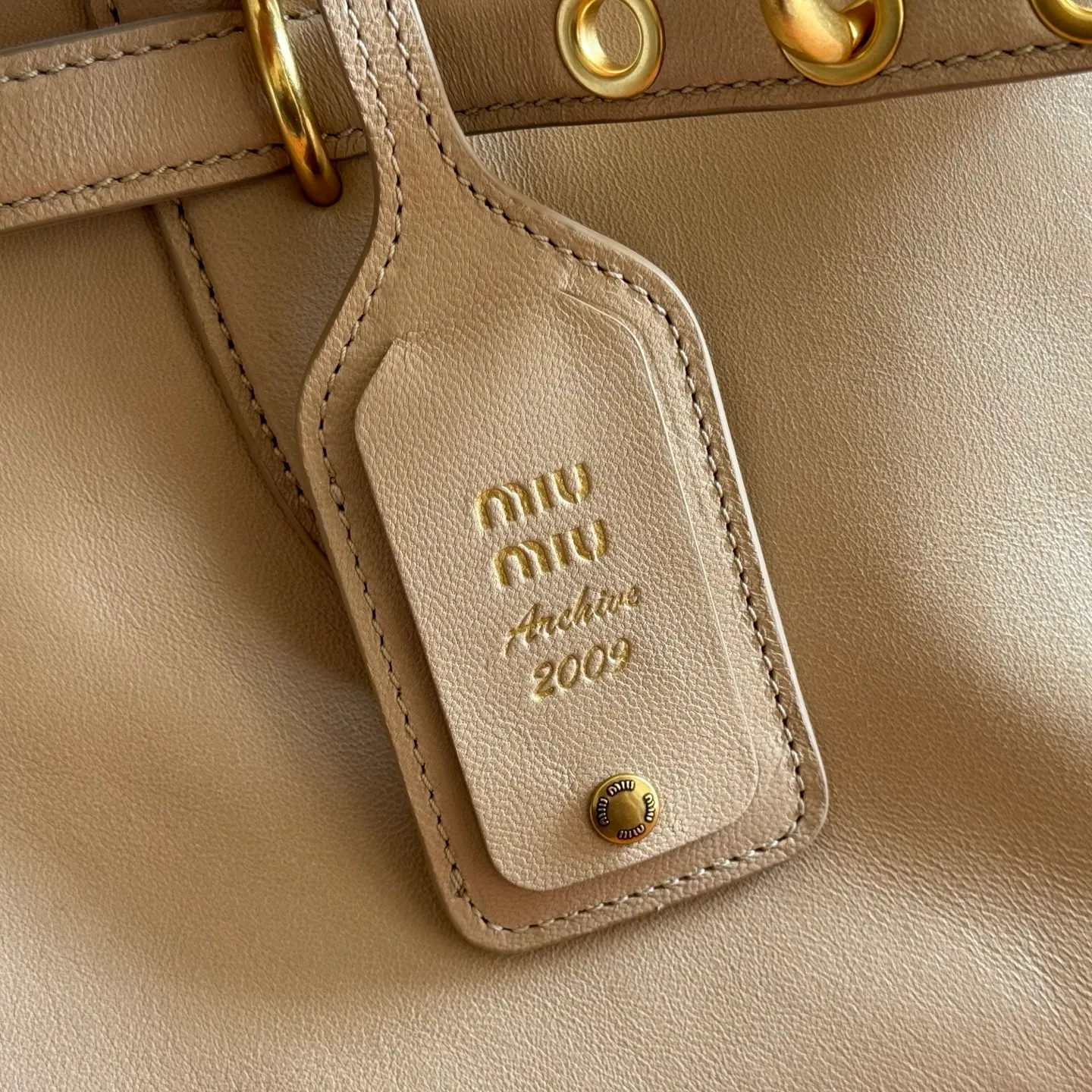 p2000💋💋💋【Full set of counter packaging】This sheepskin handbag is inspired by the brand's archive items. Its structure has been adjusted to become lighter and rejuvenate with a new personality, creating a classic bag with timeless charm. Decorated with an embossed letter logo for added brand recognition. Model: 5BG310 Size: W44×H22.5×D14.5cm Color: off-white/original leather. Made in Italy