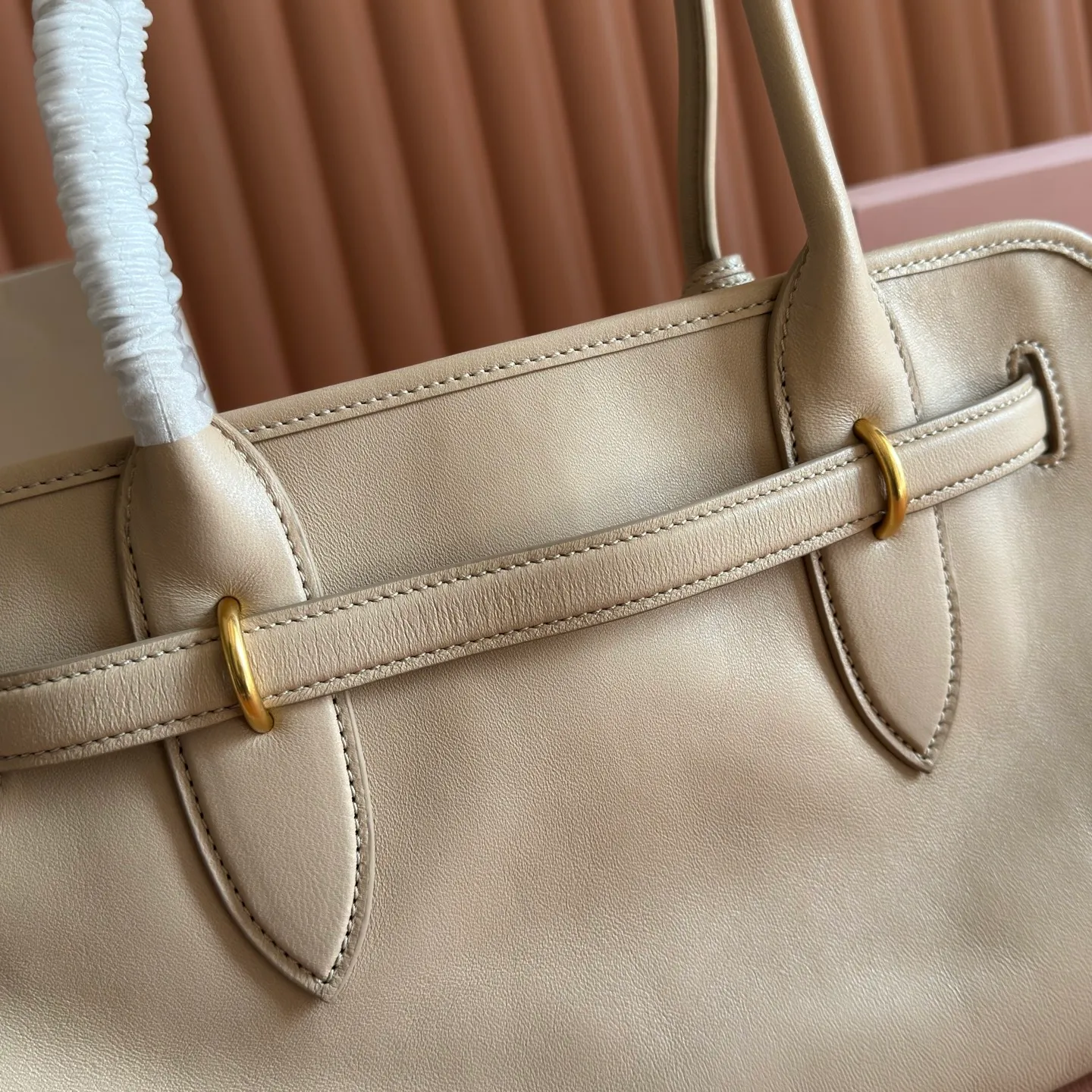 p2000💋💋💋【Full set of counter packaging】This sheepskin handbag is inspired by the brand's archive items. Its structure has been adjusted to become lighter and rejuvenate with a new personality, creating a classic bag with timeless charm. Decorated with an embossed letter logo for added brand recognition. Model: 5BG310 Size: W44×H22.5×D14.5cm Color: off-white/original leather. Made in Italy