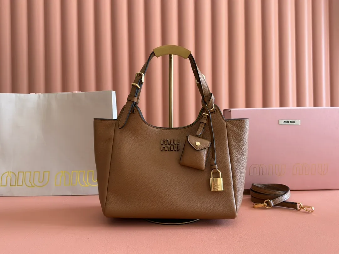 p1700💋💋💋【Full set of packaging at the counter】Miu Japanese pop-up tote bag, top-grade imported cowhide, high-end leather texture, elegant and retro, soft but not collapsed, with metal lock pendant, casual and lazy temperament, full of sweet and cool style, hand-sewn leather logo, details are online, suitable for commuting and shopping, practicality MAX Model: 5ba304 Dimensions: 25.5 X20 X13 cm