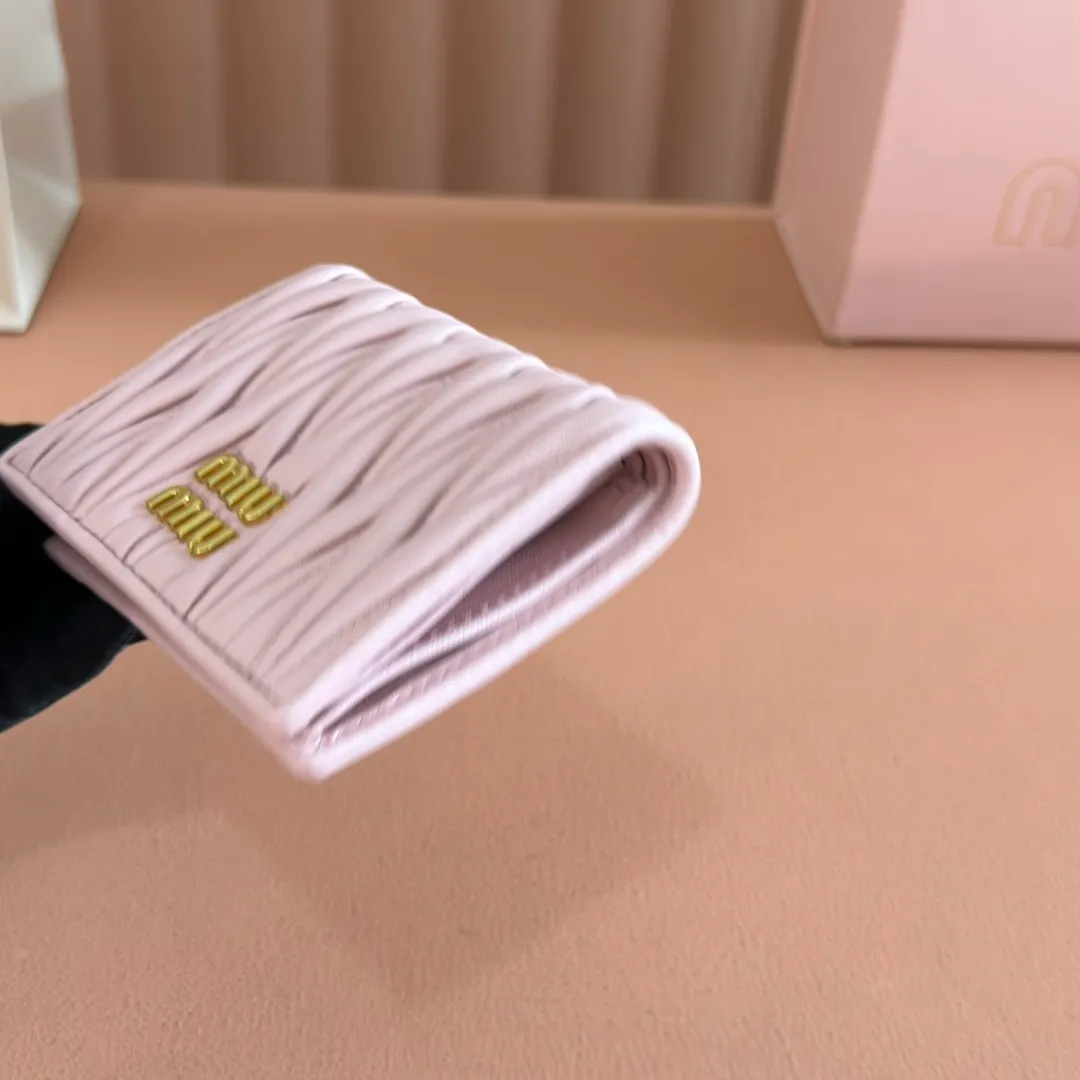 p460. 💋💋💋【Full set of packaging at the counter】🔥 MM latest version pocket wallet💗pocket Wallet💗New small wallet at the counter🔥Model: 5MV20 light pink 4🆕🆕💃💃It is made of imported top-grade sheepskin inside and outside🐮💞Hundred-yuan bills, bank cards, coins, and change can all be stored in it💅💅Size: 11.5 X8 cm.