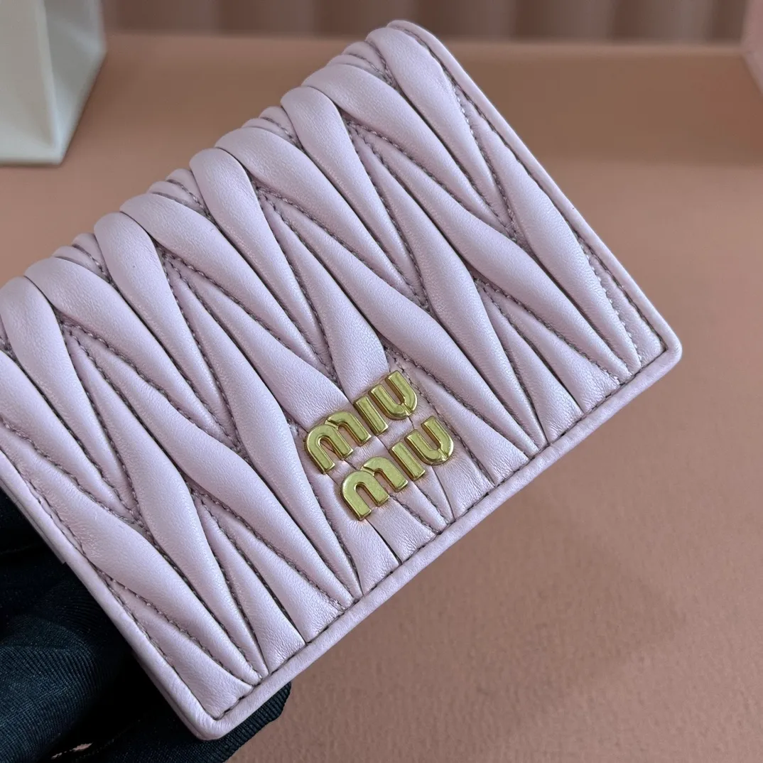 p460. 💋💋💋【Full set of packaging at the counter】🔥 MM latest version pocket wallet💗pocket Wallet💗New small wallet at the counter🔥Model: 5MV20 light pink 4🆕🆕💃💃It is made of imported top-grade sheepskin inside and outside🐮💞Hundred-yuan bills, bank cards, coins, and change can all be stored in it💅💅Size: 11.5 X8 cm.