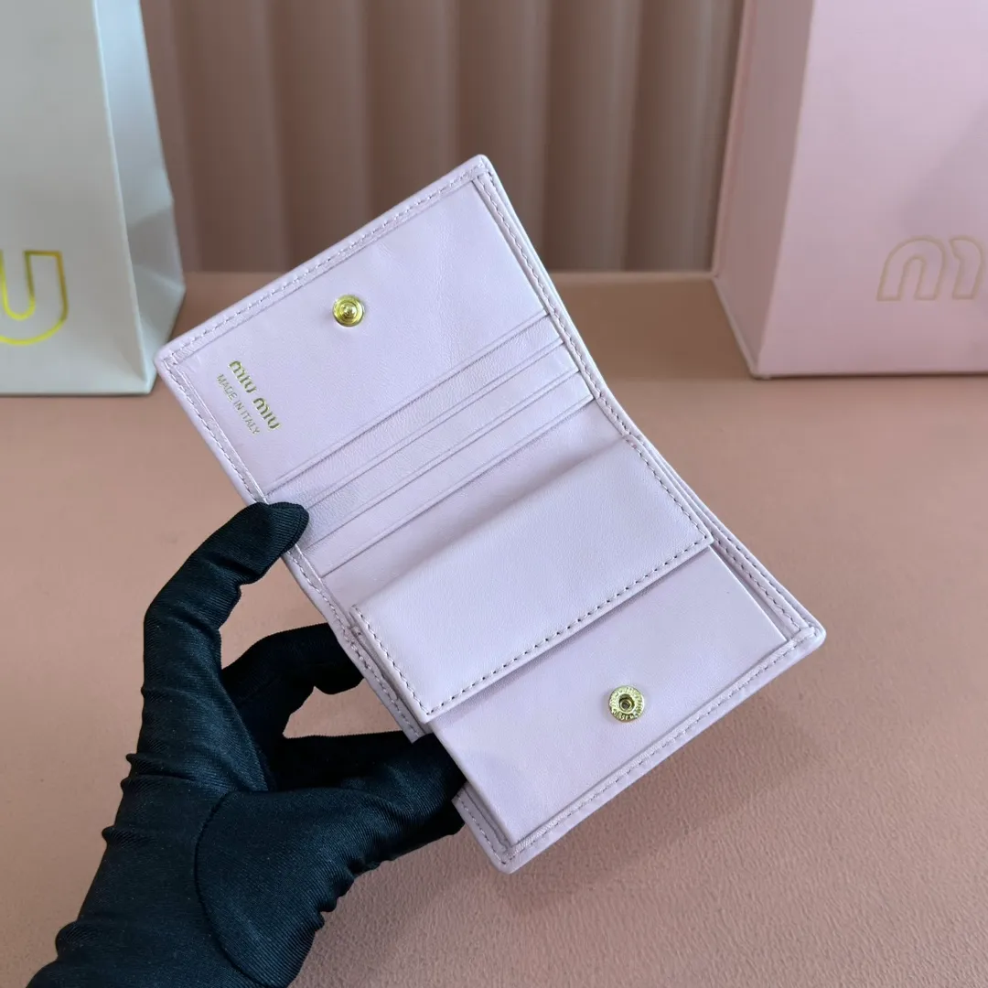 p460. 💋💋💋【Full set of packaging at the counter】🔥 MM latest version pocket wallet💗pocket Wallet💗New small wallet at the counter🔥Model: 5MV20 light pink 4🆕🆕💃💃It is made of imported top-grade sheepskin inside and outside🐮💞Hundred-yuan bills, bank cards, coins, and change can all be stored in it💅💅Size: 11.5 X8 cm.