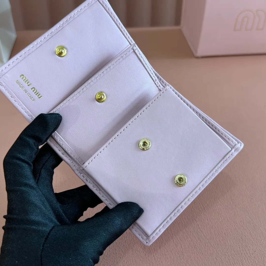 p460. 💋💋💋【Full set of packaging at the counter】🔥 MM latest version pocket wallet💗pocket Wallet💗New small wallet at the counter🔥Model: 5MV20 light pink 4🆕🆕💃💃It is made of imported top-grade sheepskin inside and outside🐮💞Hundred-yuan bills, bank cards, coins, and change can all be stored in it💅💅Size: 11.5 X8 cm.