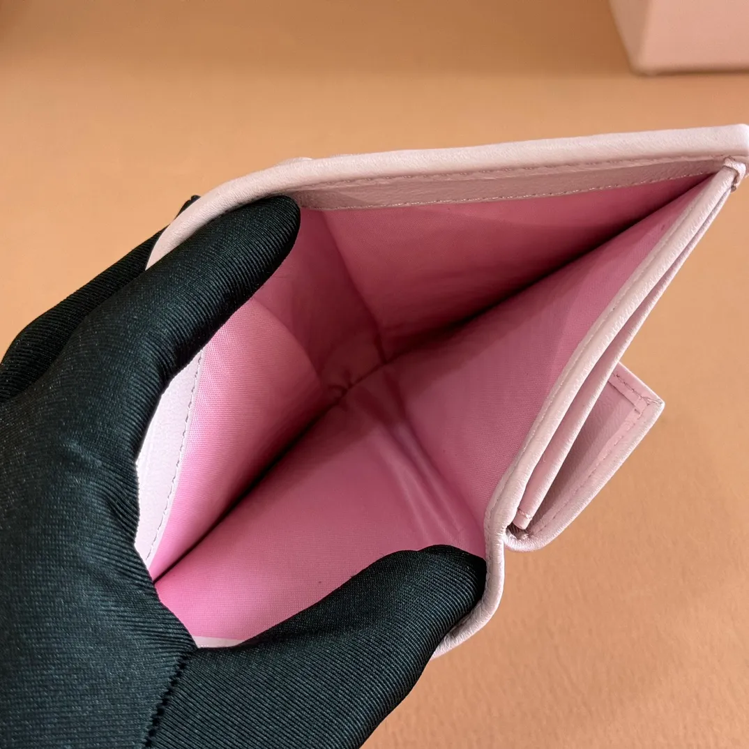 p460. 💋💋💋【Full set of packaging at the counter】🔥 MM latest version pocket wallet💗pocket Wallet💗New small wallet at the counter🔥Model: 5MV20 light pink 4🆕🆕💃💃It is made of imported top-grade sheepskin inside and outside🐮💞Hundred-yuan bills, bank cards, coins, and change can all be stored in it💅💅Size: 11.5 X8 cm.