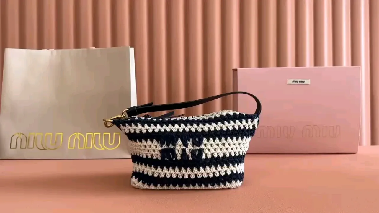 💋💋💋【Full set of packaging at the counter】5NE841, new denim lunch box bag, unique ice crack texture, iconic Miu amount logo on the front, cotton lining, super light, large capacity, looks good no matter how you wear it, suitable for all seasons, size: bottom length 19cm, opening width 25.5cm, height 14cm, bottom width 10cm
