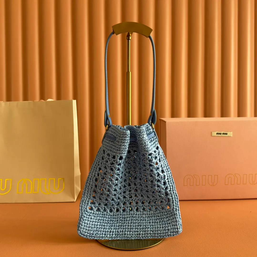p1120💋💋💋【Full set of packaging at the counter】5ND016 new lucky bag woven bag, custom-made raffia imported from Japan, non-common PP grass on the market, the material is the same, the overall bag is small and exquisite, with leather shoulder strap for better practicality, it can be carried in the hand or under the armpit when going out in summer, size: 20 X 23 cm